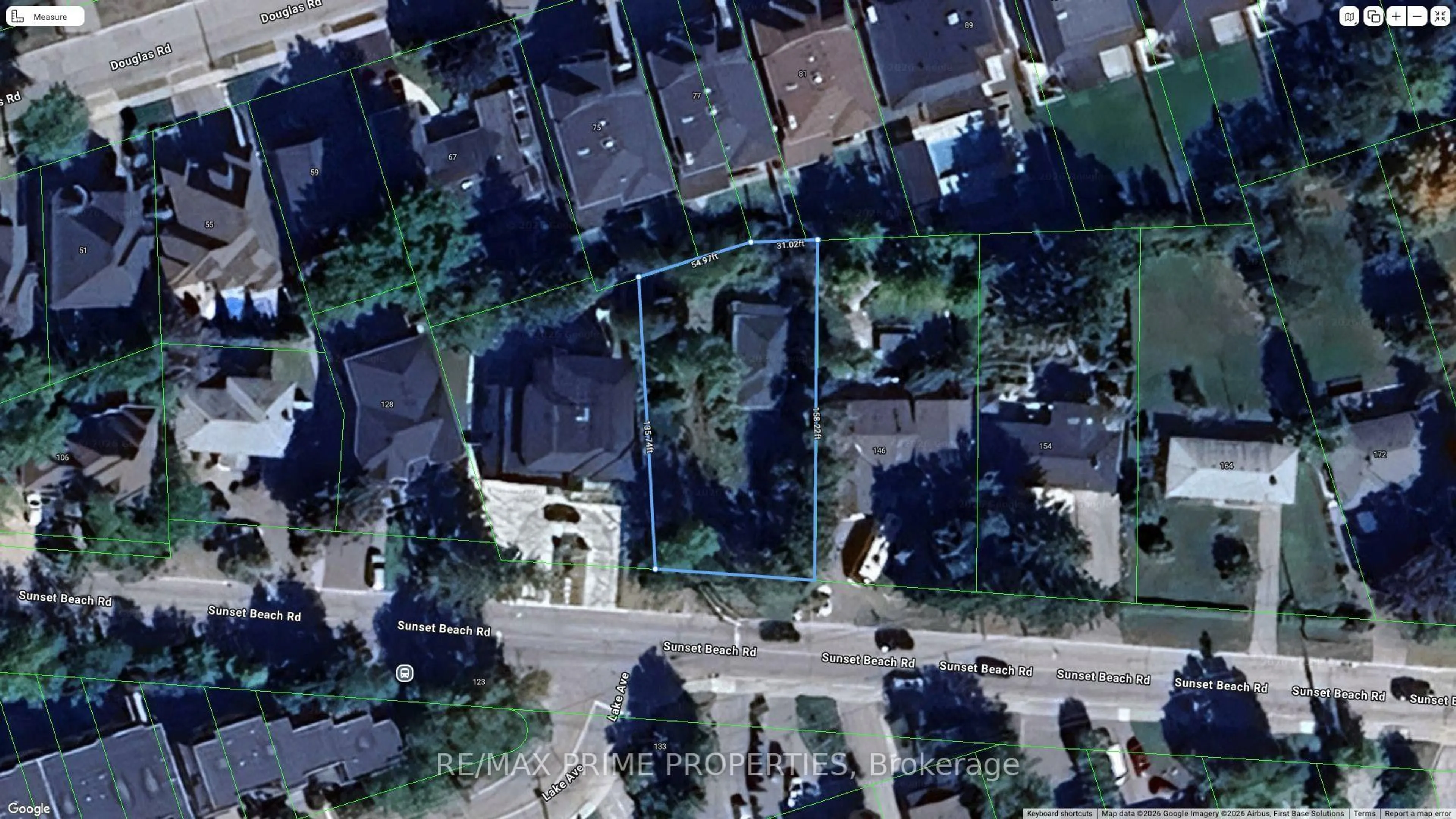 A pic from outside/outdoor area/front of a property/back of a property/a pic from drone, street for 136 Sunset Beach Rd, Richmond Hill Ontario L0E 1N0