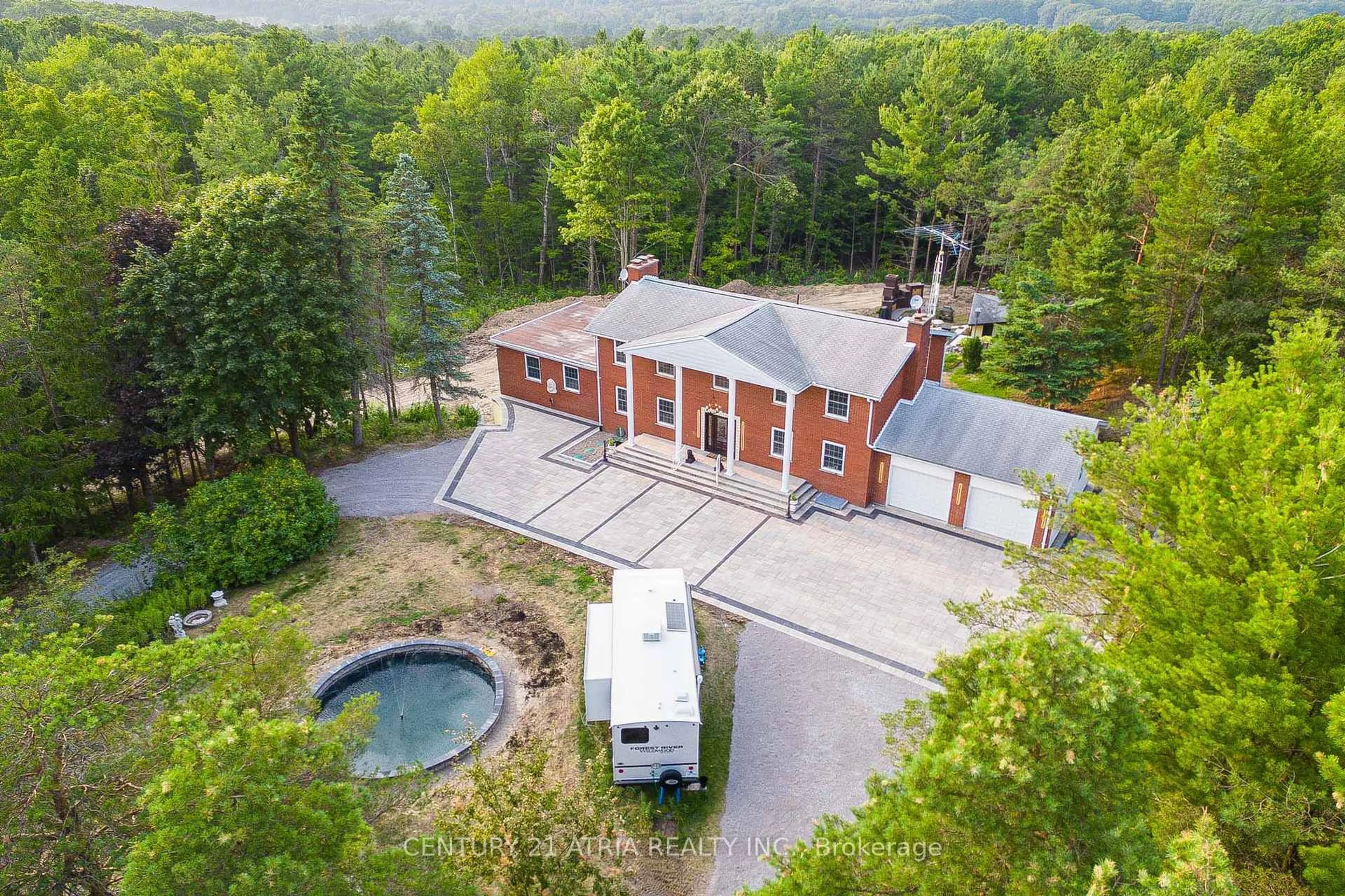 A pic from outside/outdoor area/front of a property/back of a property/a pic from drone, building for 636 Regional Road 21, Uxbridge Ontario L9P 0K7