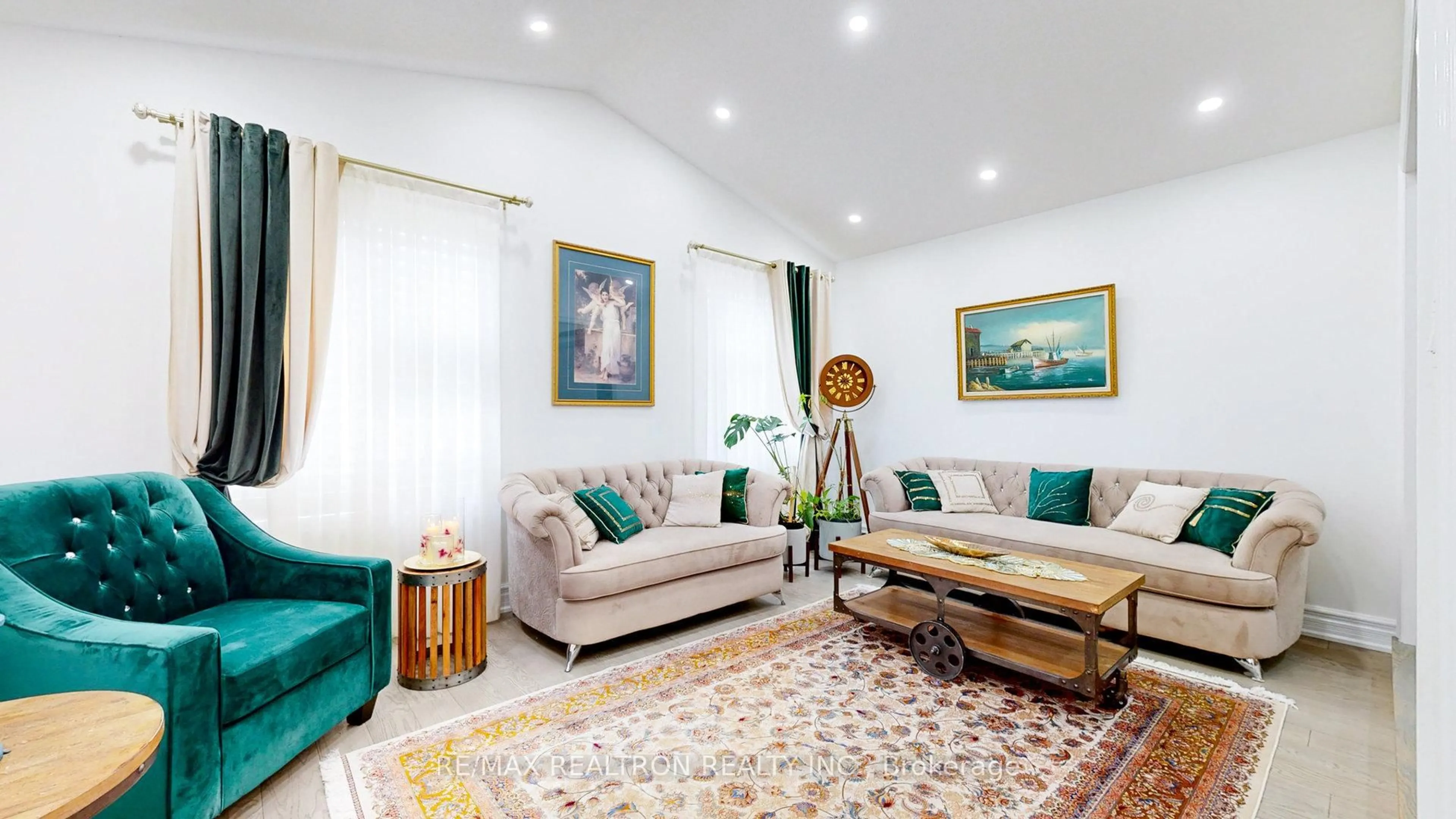 Living room with furniture, unknown for 160 Carlyle Cres, Aurora Ontario L4G 6P8