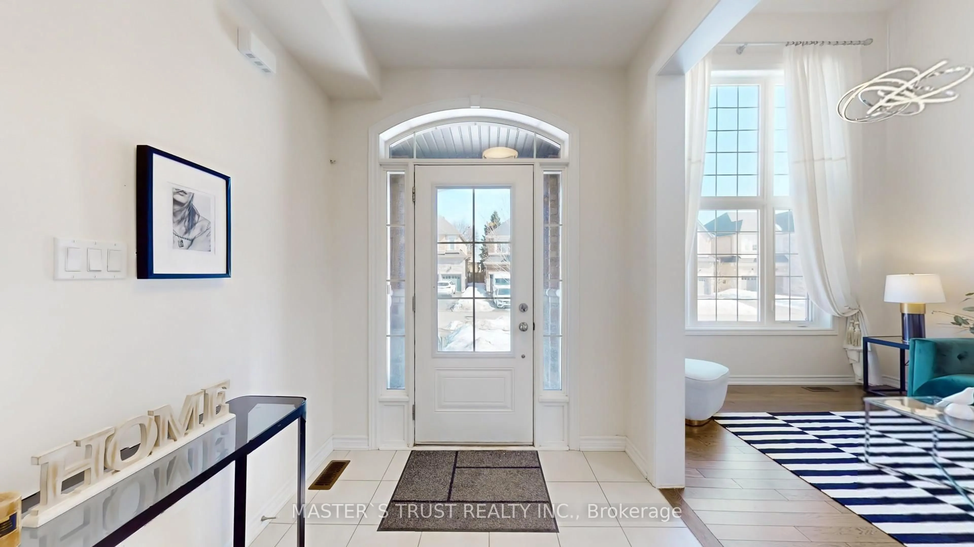 Indoor entryway for 68 Alf Neely Way, Newmarket Ontario L3Y 0C6