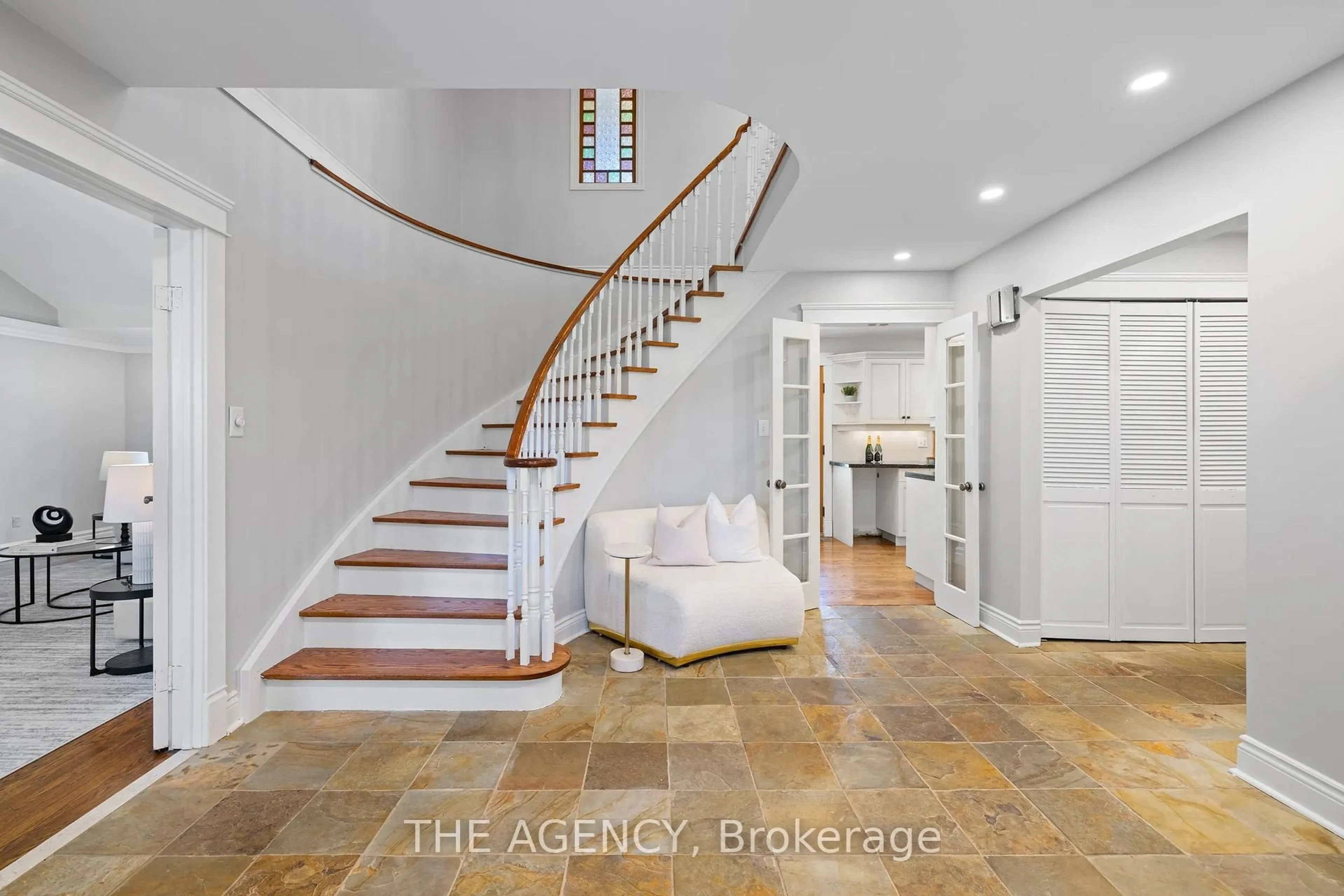 Indoor entryway for 3635 19th Sdrd, King Ontario L7B 0C7