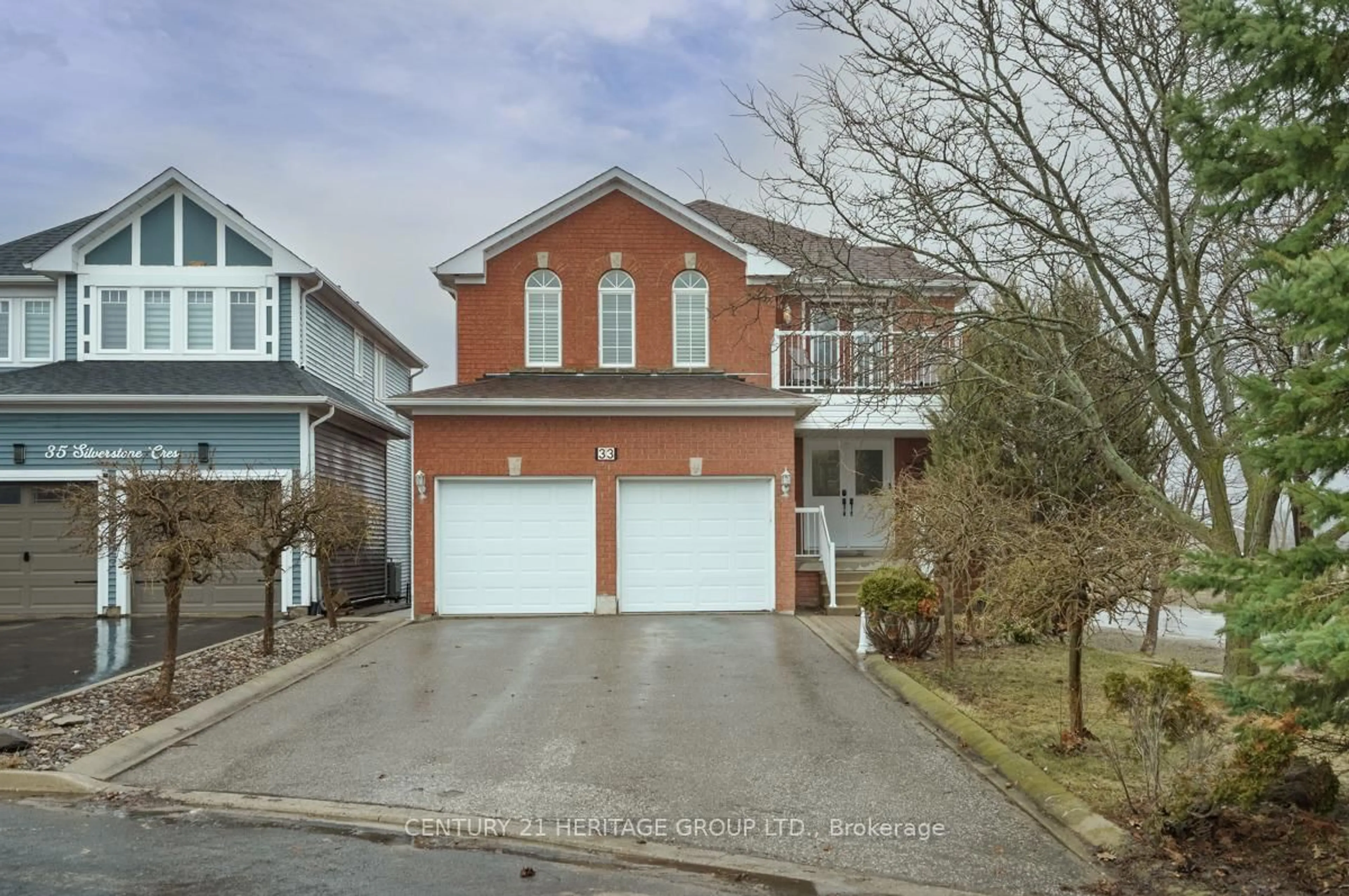 A pic from outside/outdoor area/front of a property/back of a property/a pic from drone, street for 33 Silverstone Cres, Georgina Ontario L4P 4A4