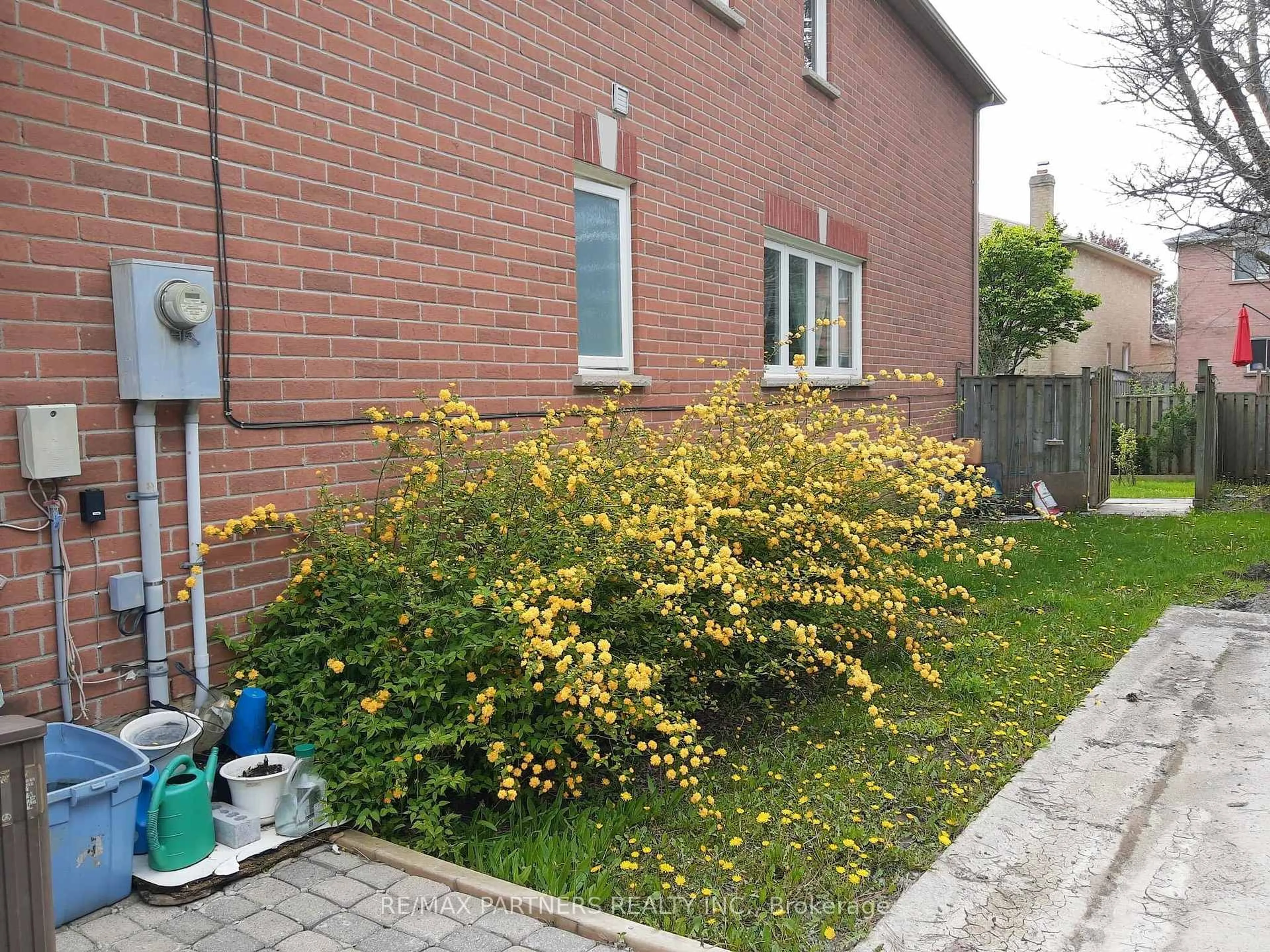 A pic from outside/outdoor area/front of a property/back of a property/a pic from drone, street for 50 Rubin St ##27, Richmond Hill Ontario L4B 3L5