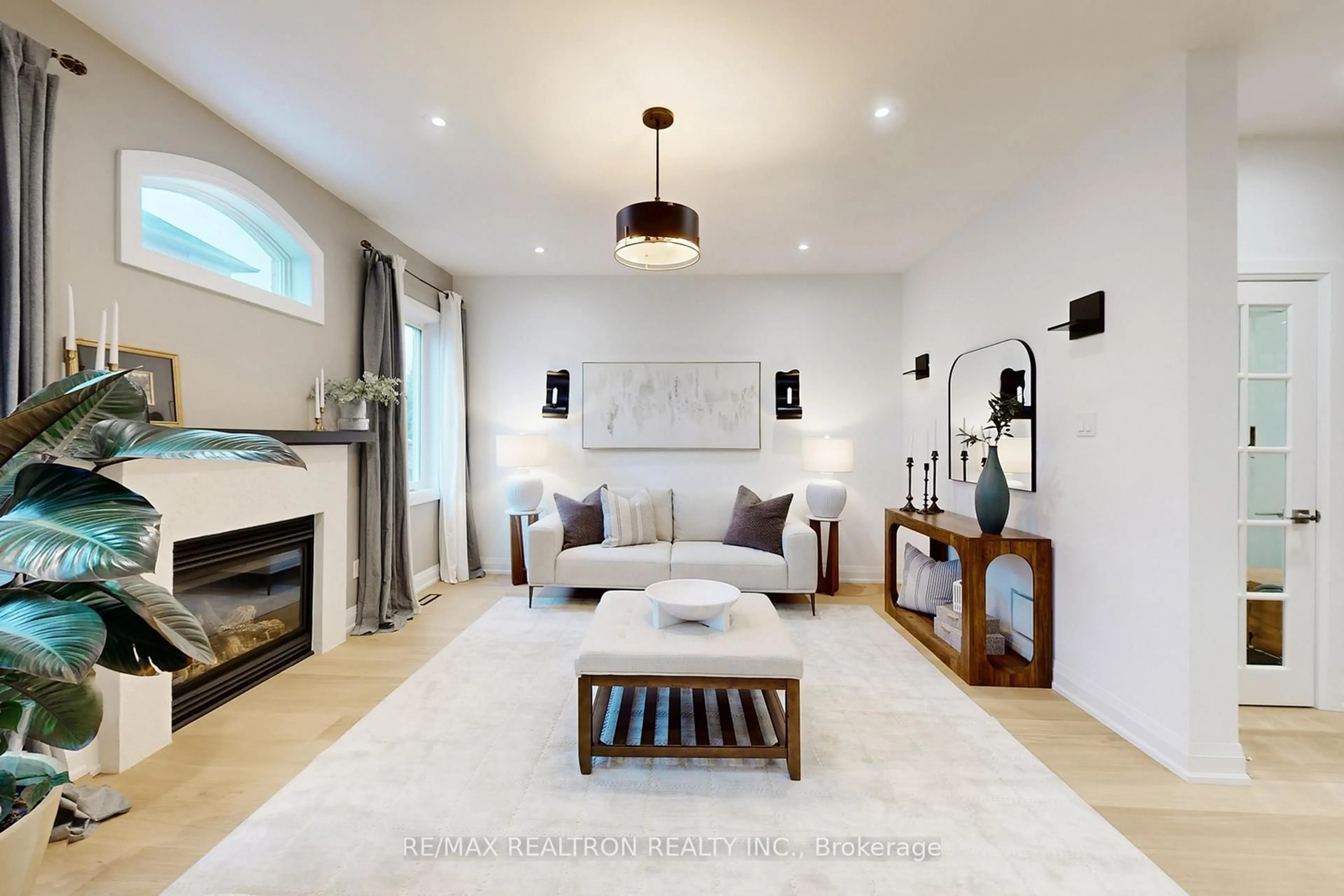 Living room with furniture, unknown for 7 Honeyview St, Vaughan Ontario L4K 5S2