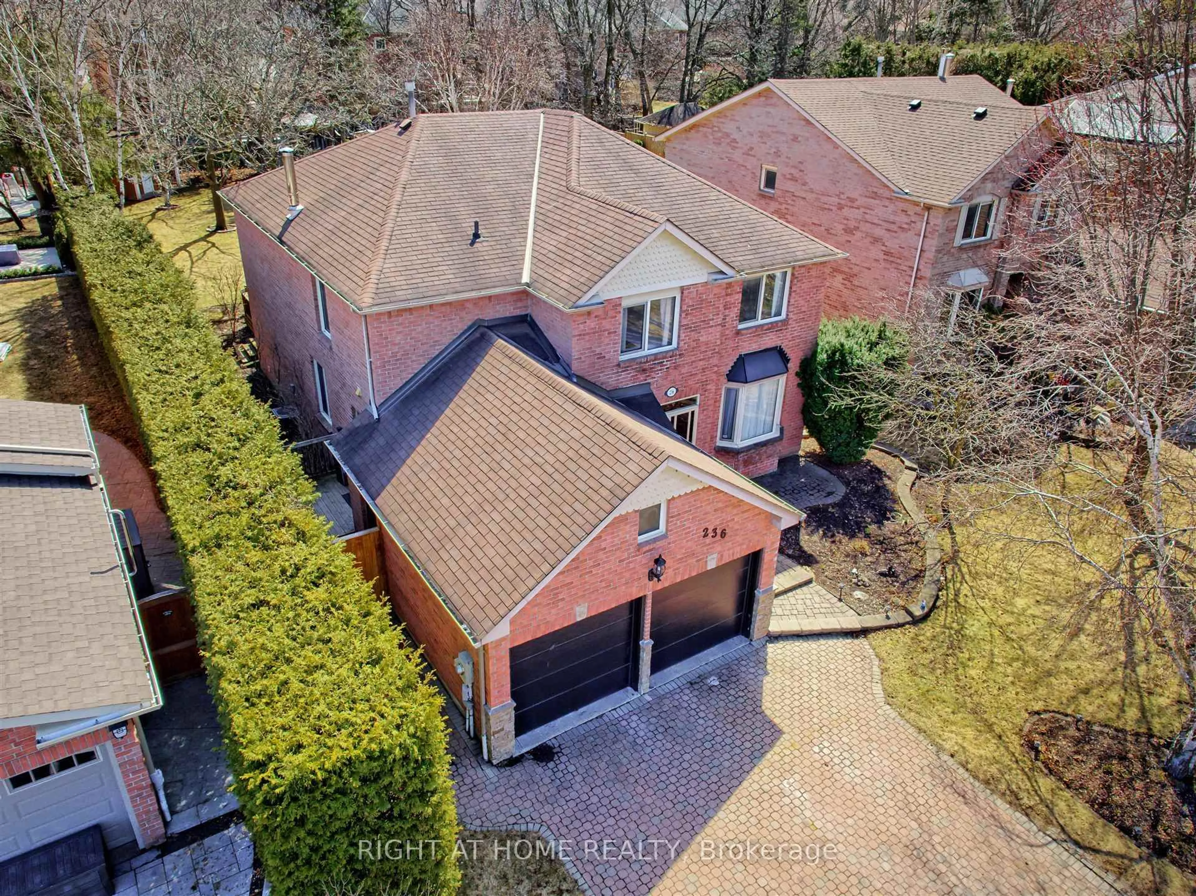 A pic from outside/outdoor area/front of a property/back of a property/a pic from drone, street for 236 Mccaffrey Rd, Newmarket Ontario L3X 1J3
