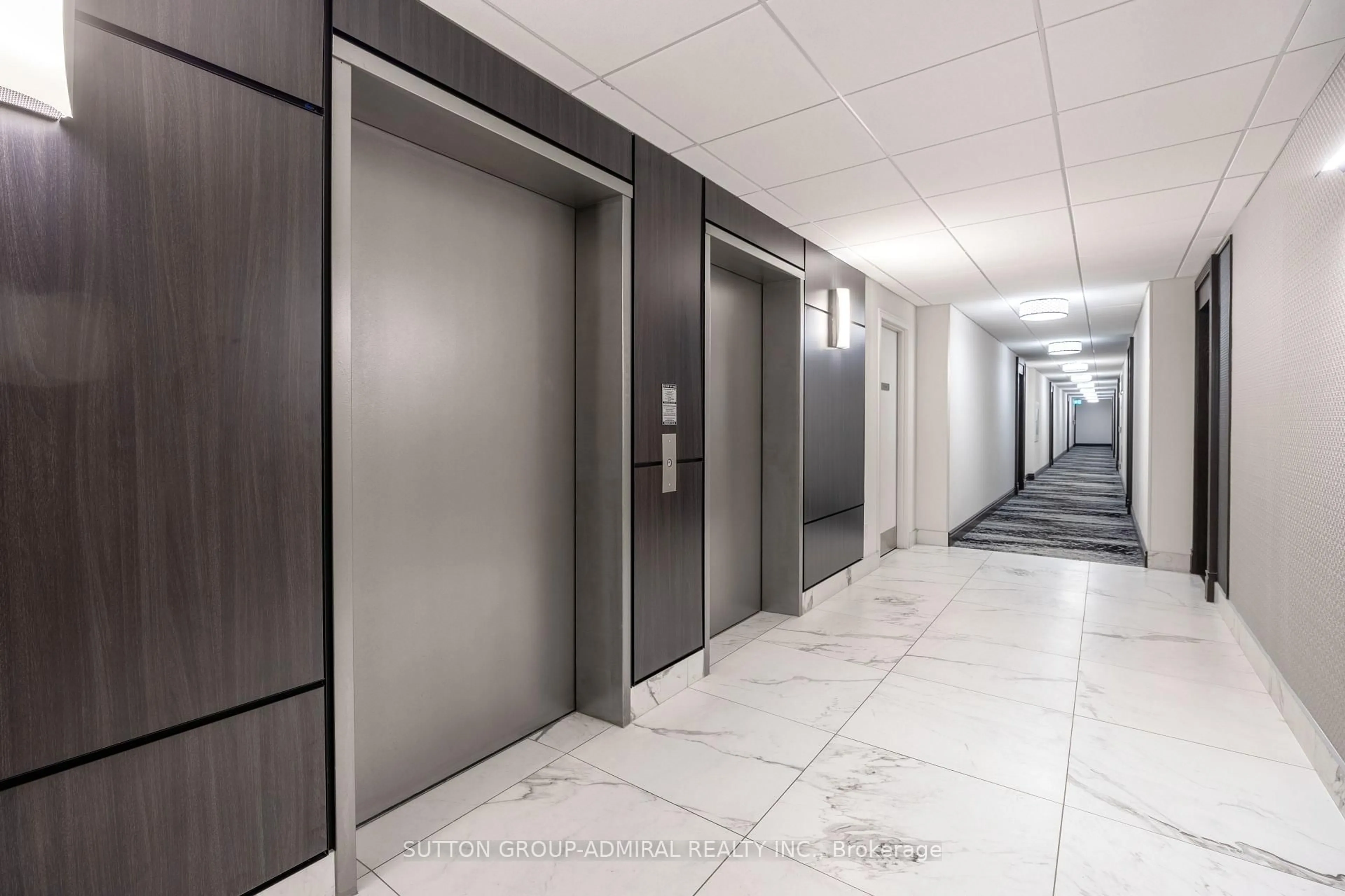 Indoor foyer for 3 Ellesmere St #PH18, Richmond Hill Ontario L4B 4N2