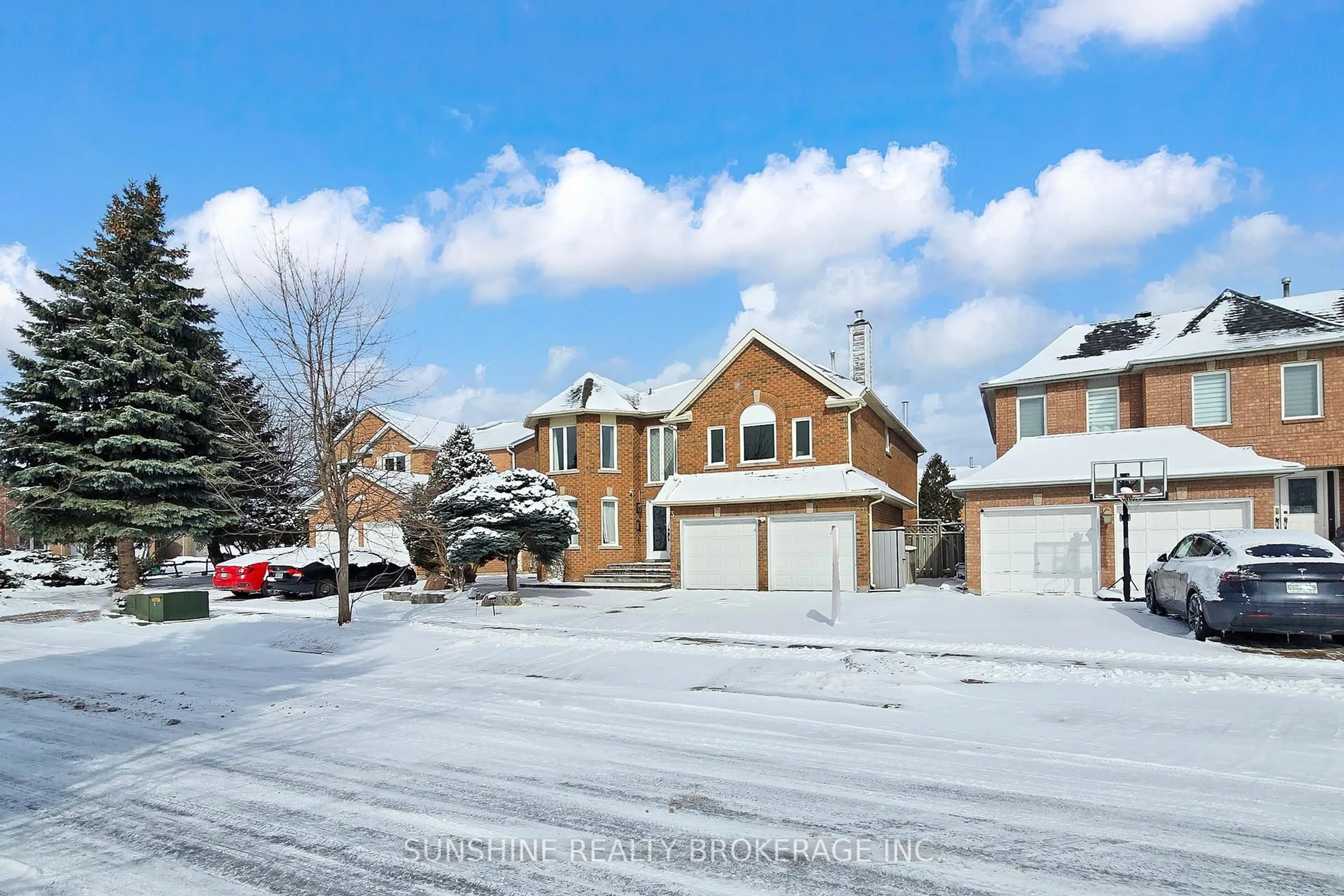 A pic from outside/outdoor area/front of a property/back of a property/a pic from drone, street for 3 Cranleigh Dr, Markham Ontario L3R 8L3