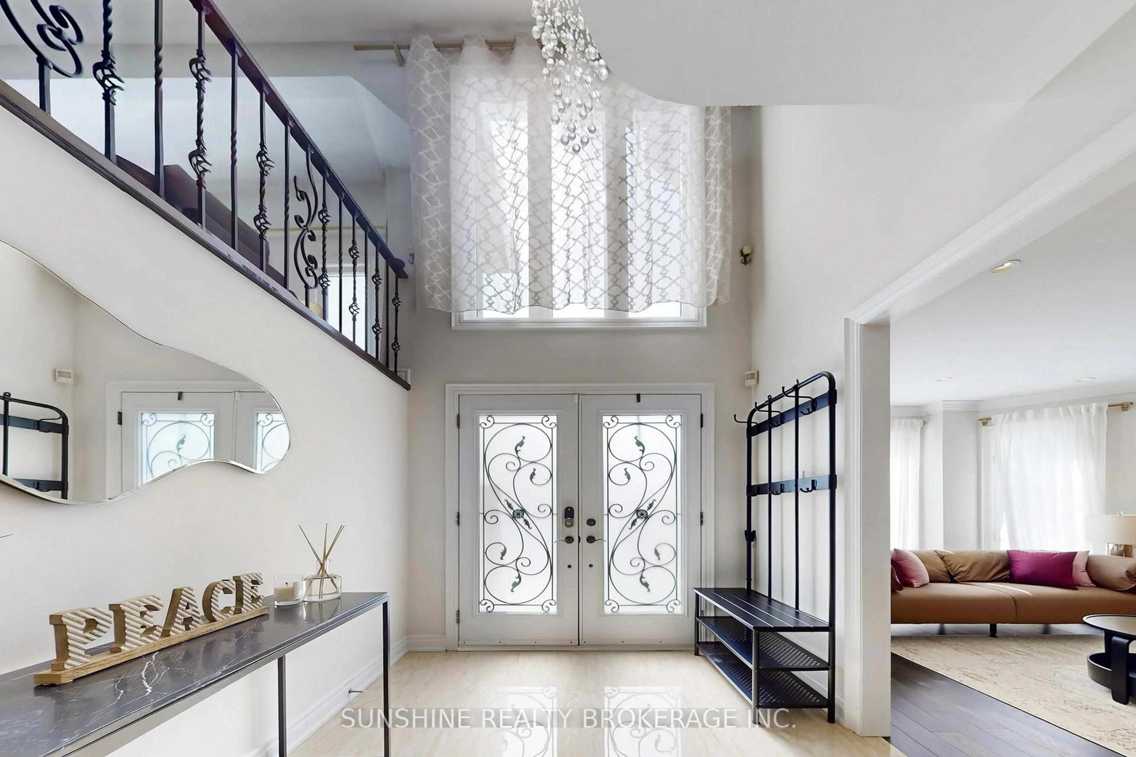 Indoor foyer for 3 Cranleigh Dr, Markham Ontario L3R 8L3