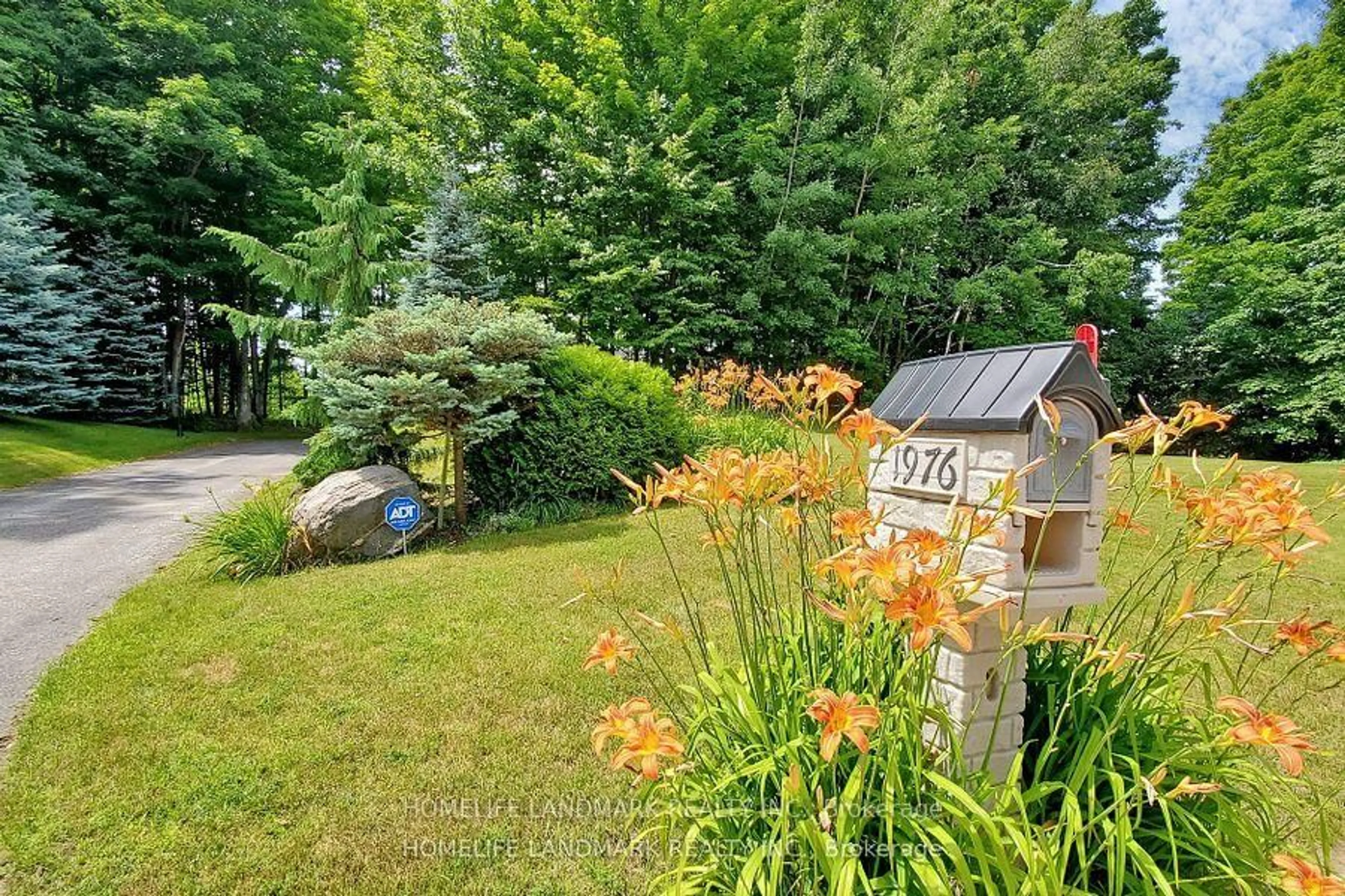 Patio, street for 1976 Forest Valley Dr, Innisfil Ontario L9S 4A5