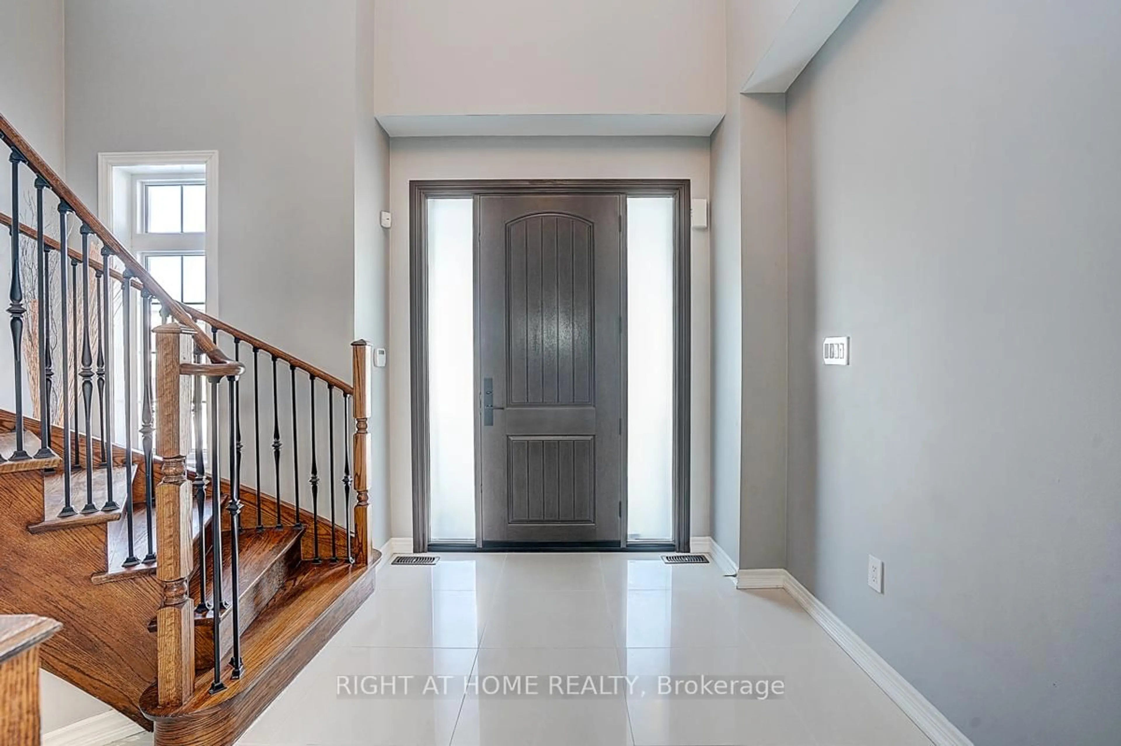 Indoor entryway for 1209 McTavish Dr, Newmarket Ontario L3X 0A9