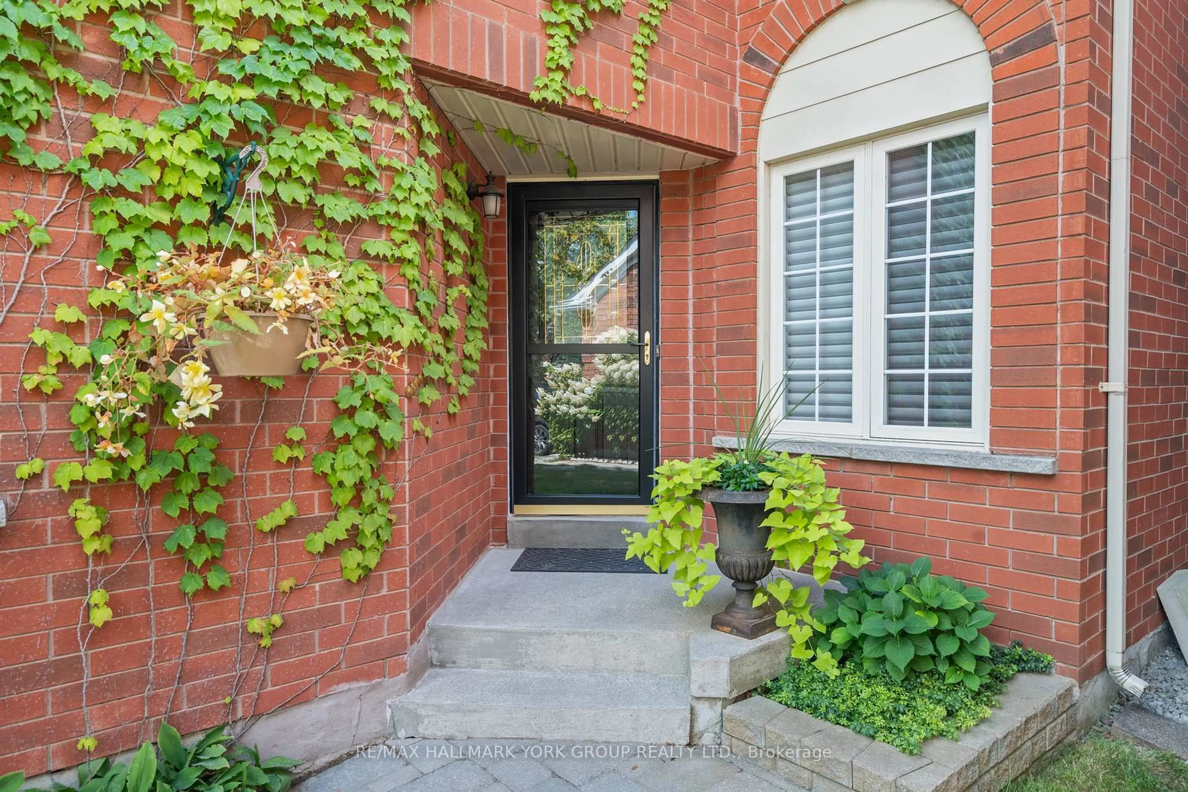 Unknown for 18 Rush Rd, Aurora Ontario L4G 7G3