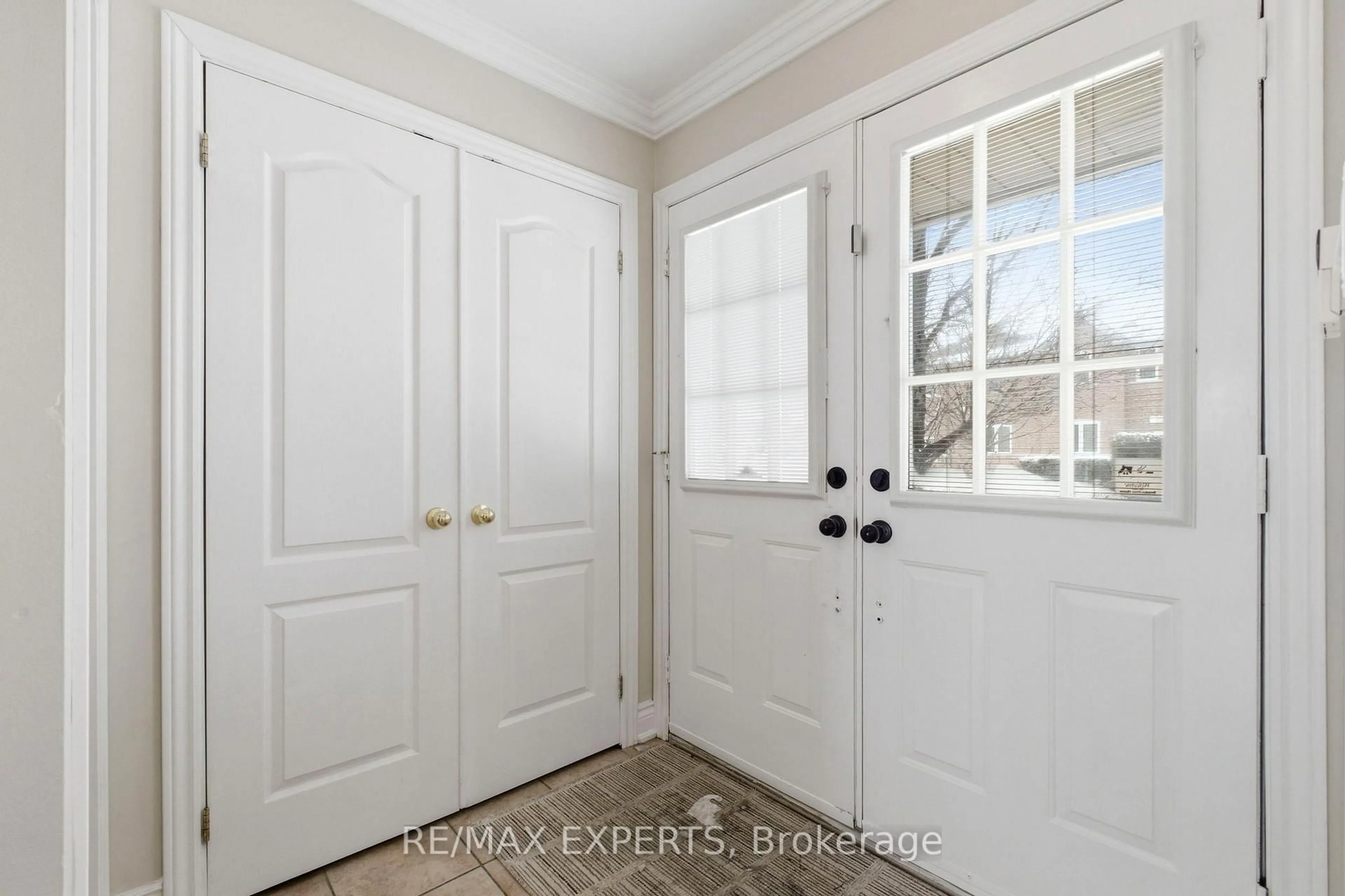 Indoor entryway for 45 Forest Run Blvd, Vaughan Ontario L4K 5J7