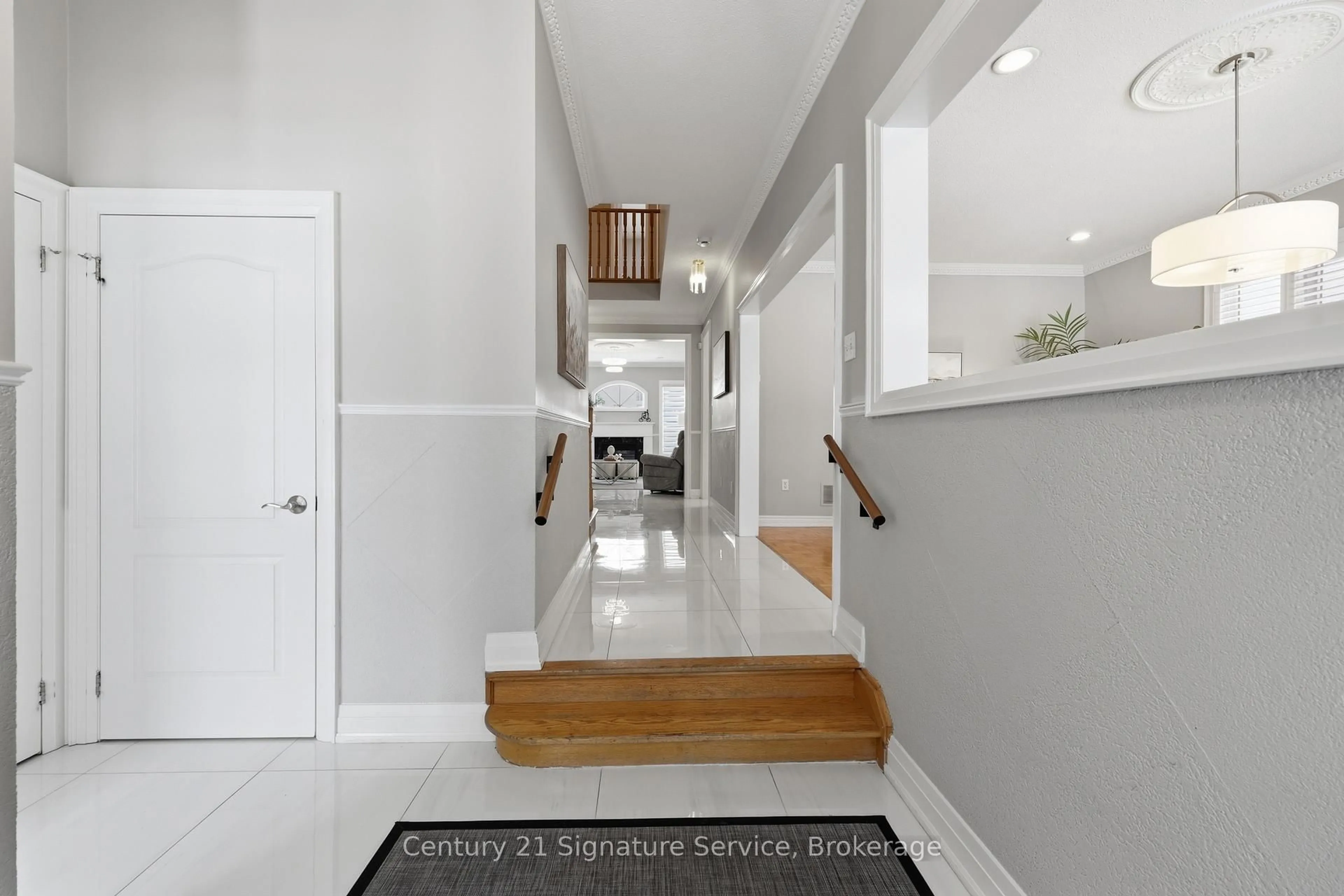 Indoor entryway for 50 Chateau Dr, Vaughan Ontario L4H 3A1