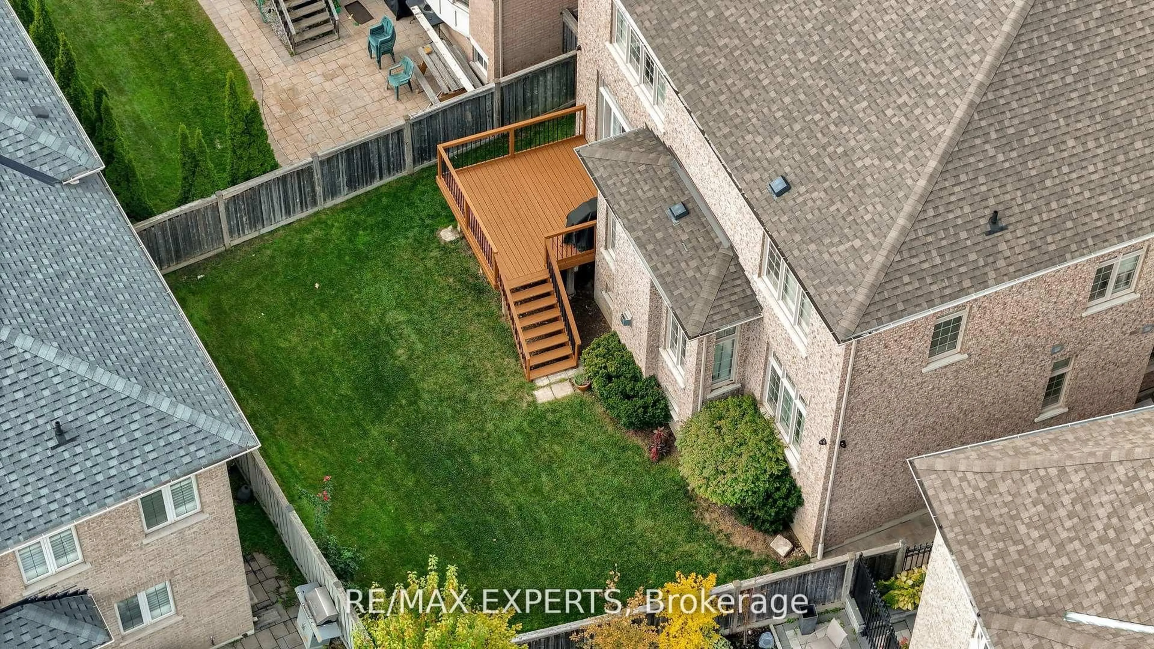 A pic from outside/outdoor area/front of a property/back of a property/a pic from drone, unknown for 134 Orleans Circ, Vaughan Ontario L4H 0V3