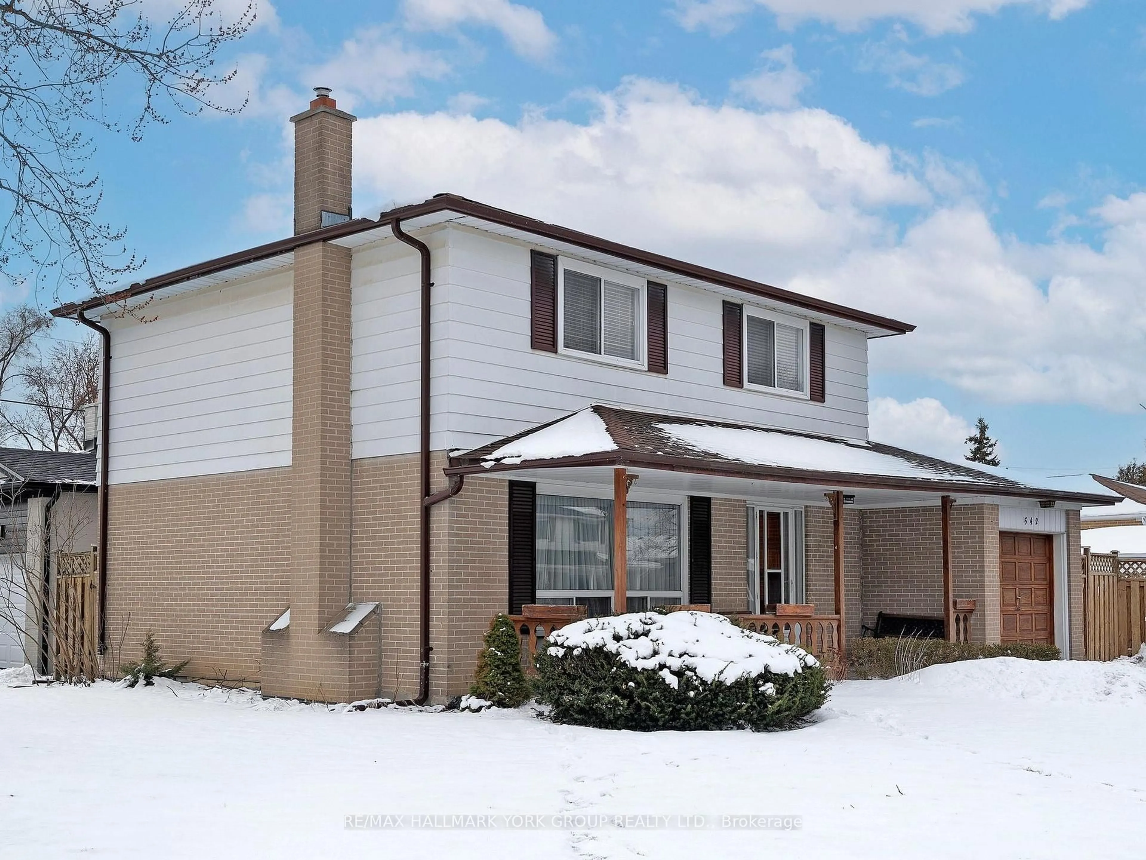 Home with vinyl exterior material, street for 542 Elm Rd, Whitchurch-Stouffville Ontario L4A 1W8