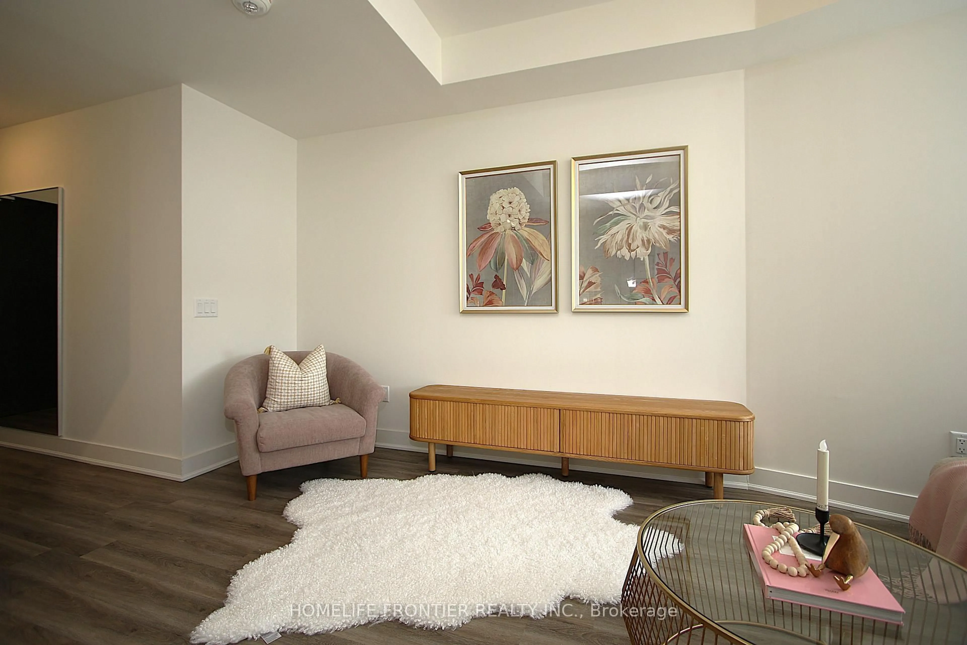 Unknown for 185 Deerfield Rd #220, Newmarket Ontario L2Y 0G7