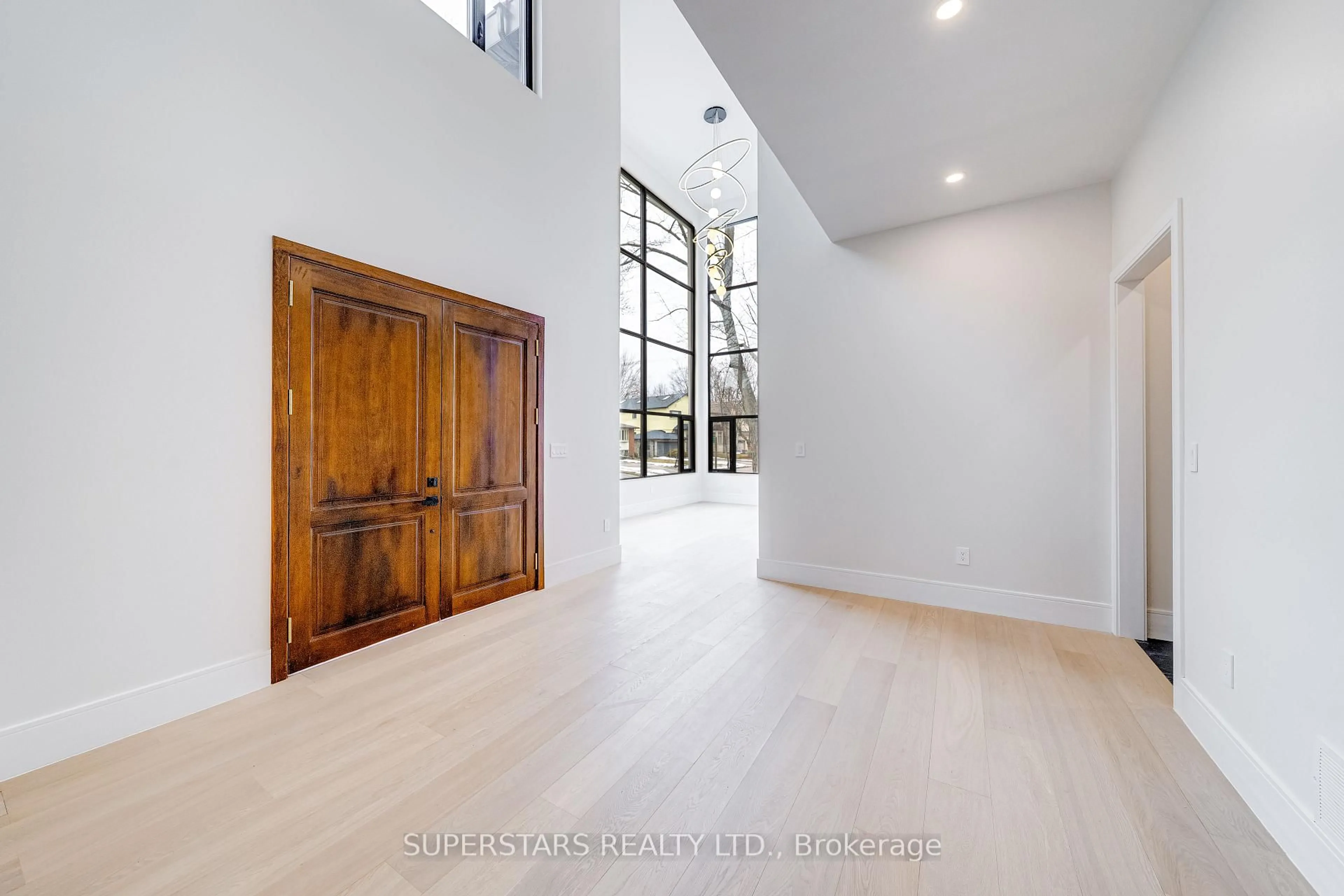 Indoor entryway for 21 Shadbolt Crt, Markham Ontario L3R 1X3