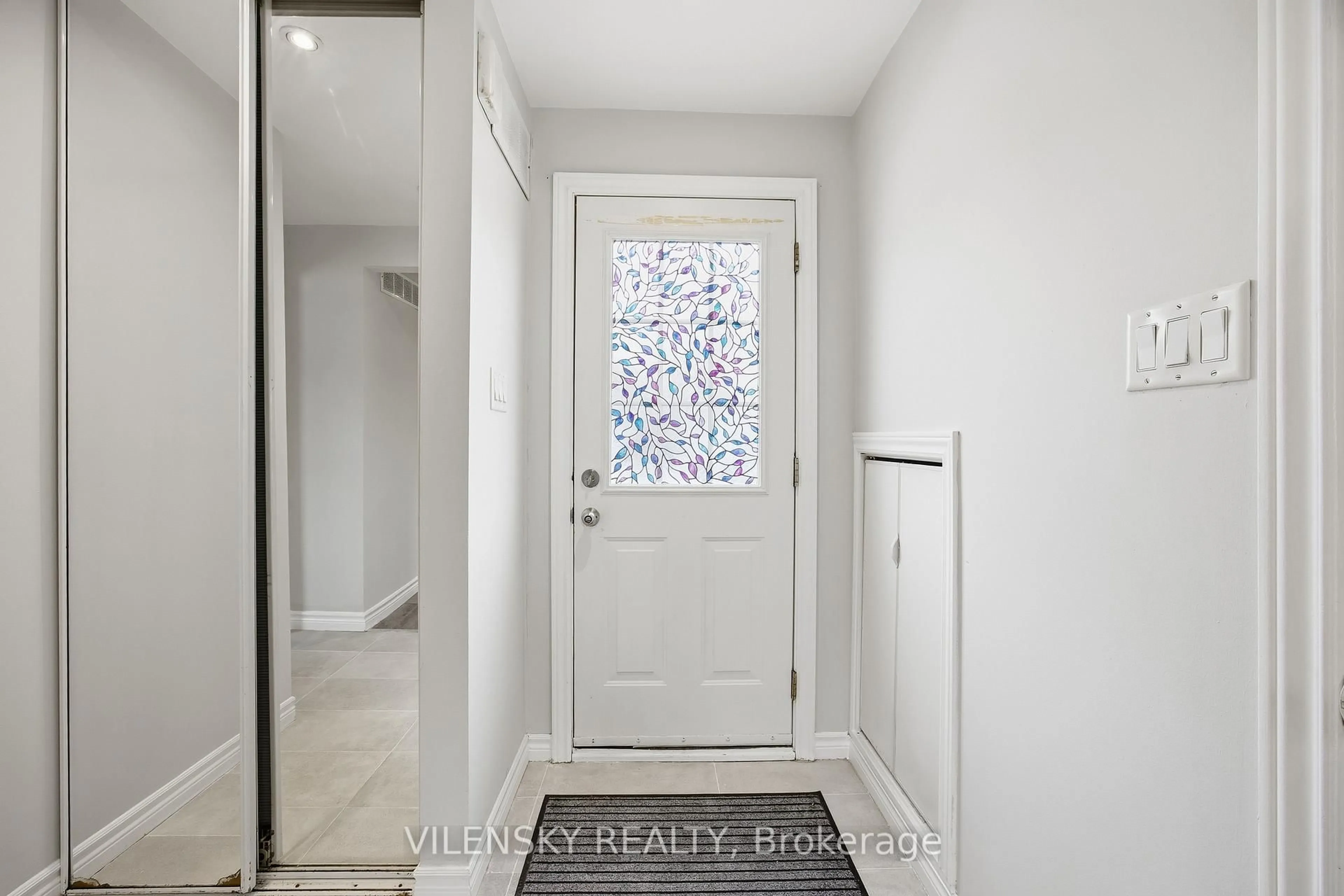 Indoor entryway for 941 Vicrol Dr, Innisfil Ontario L9S 1V4