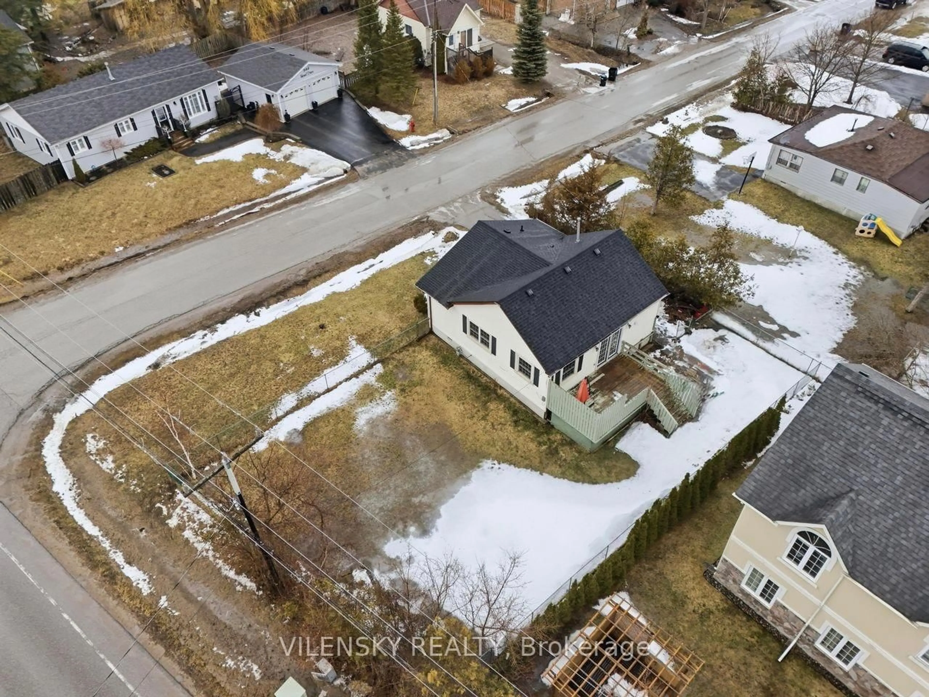 A pic from outside/outdoor area/front of a property/back of a property/a pic from drone, street for 941 Vicrol Dr, Innisfil Ontario L9S 1V4
