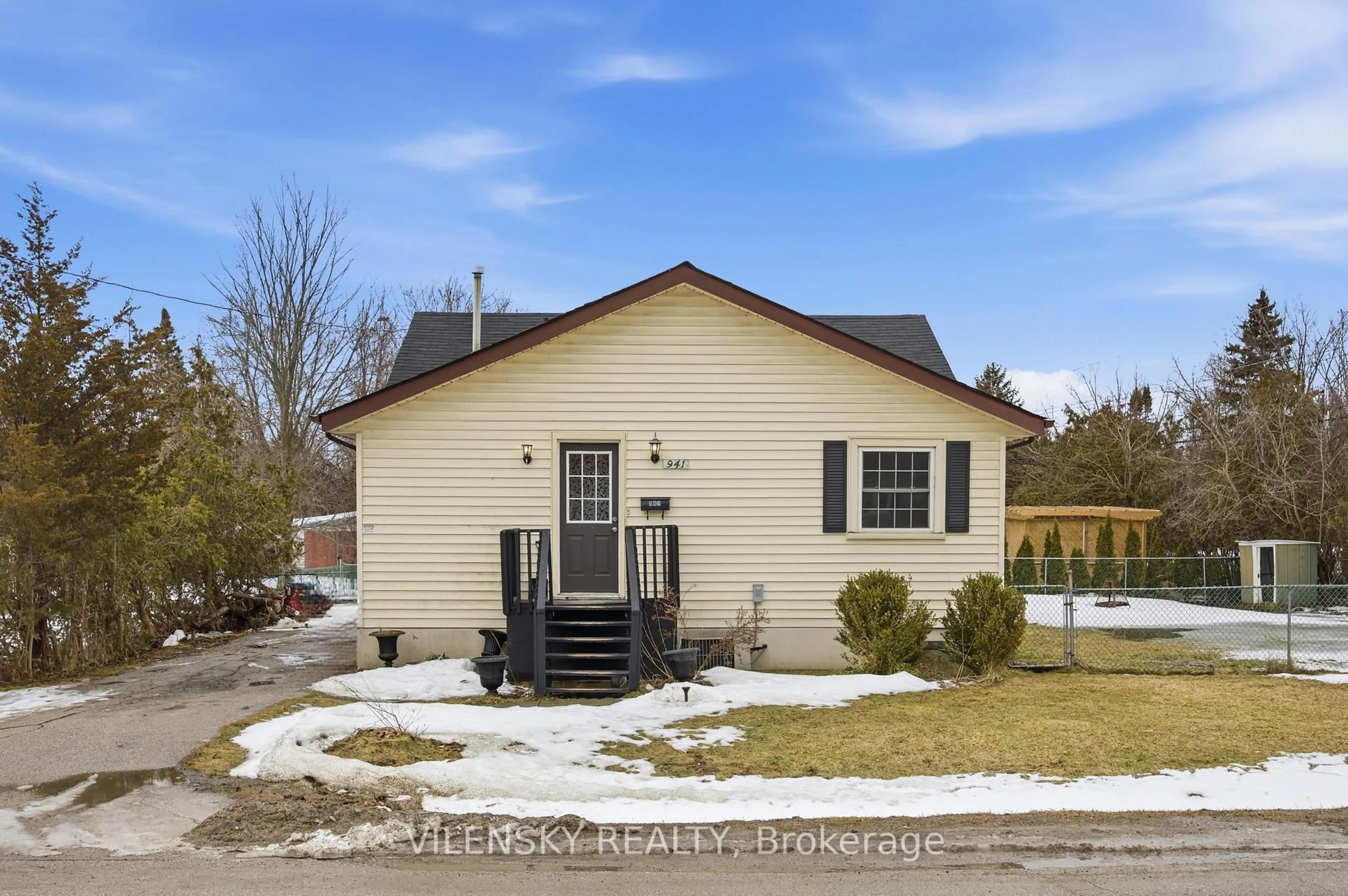 Home with vinyl exterior material, street for 941 Vicrol Dr, Innisfil Ontario L9S 1V4