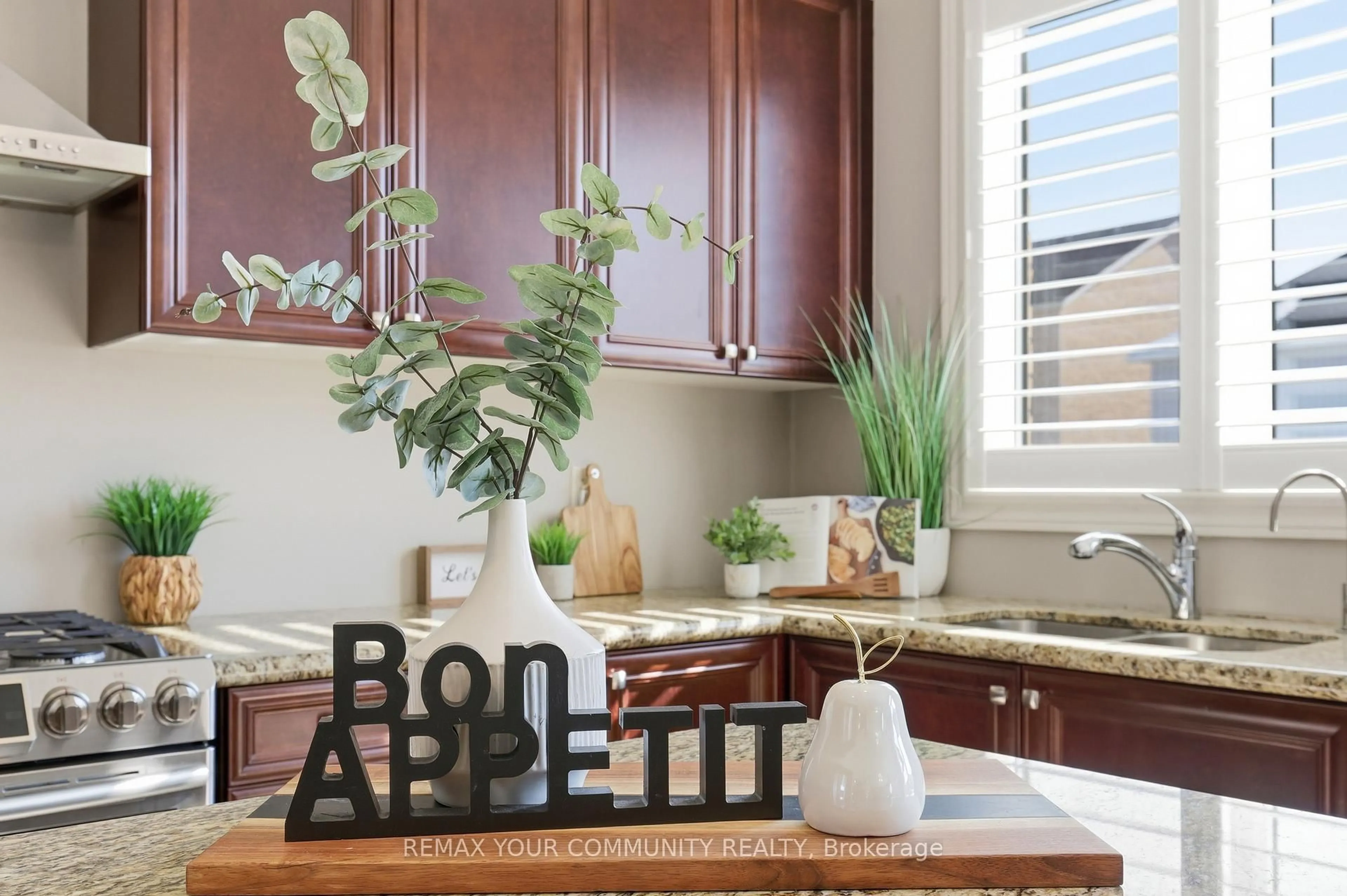 Contemporary kitchen, unknown for 21 McCabe Lane, New Tecumseth Ontario L0G 1W0