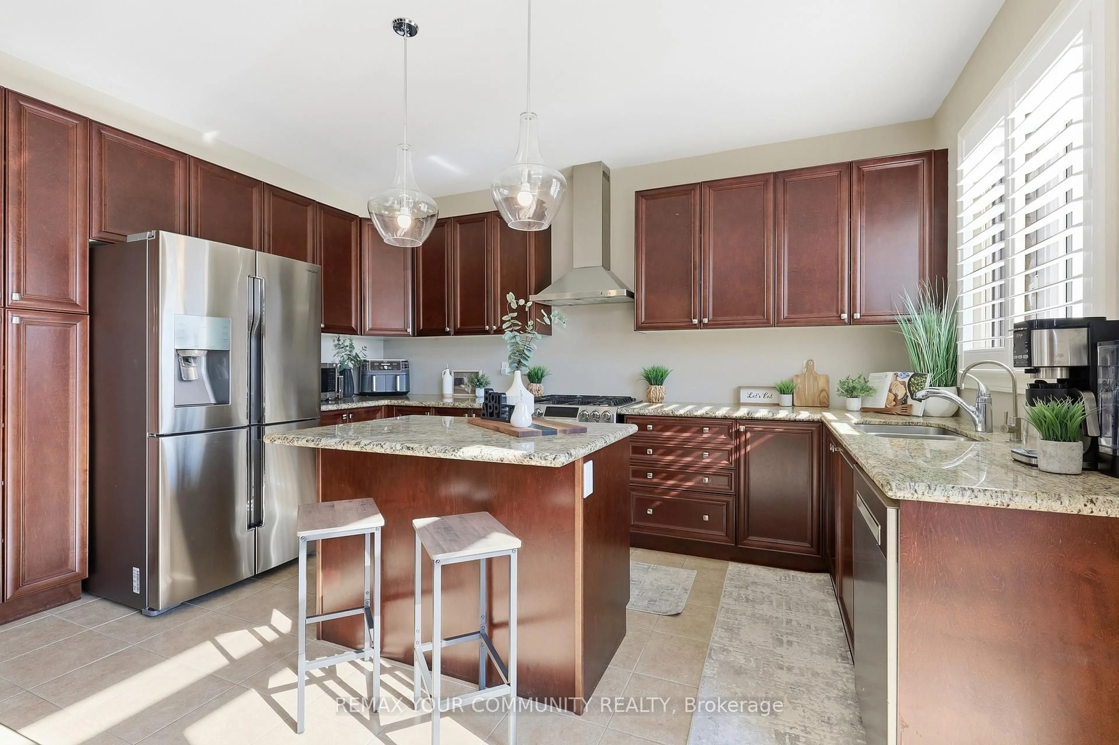 Open concept kitchen, ceramic/tile floor for 21 McCabe Lane, New Tecumseth Ontario L0G 1W0