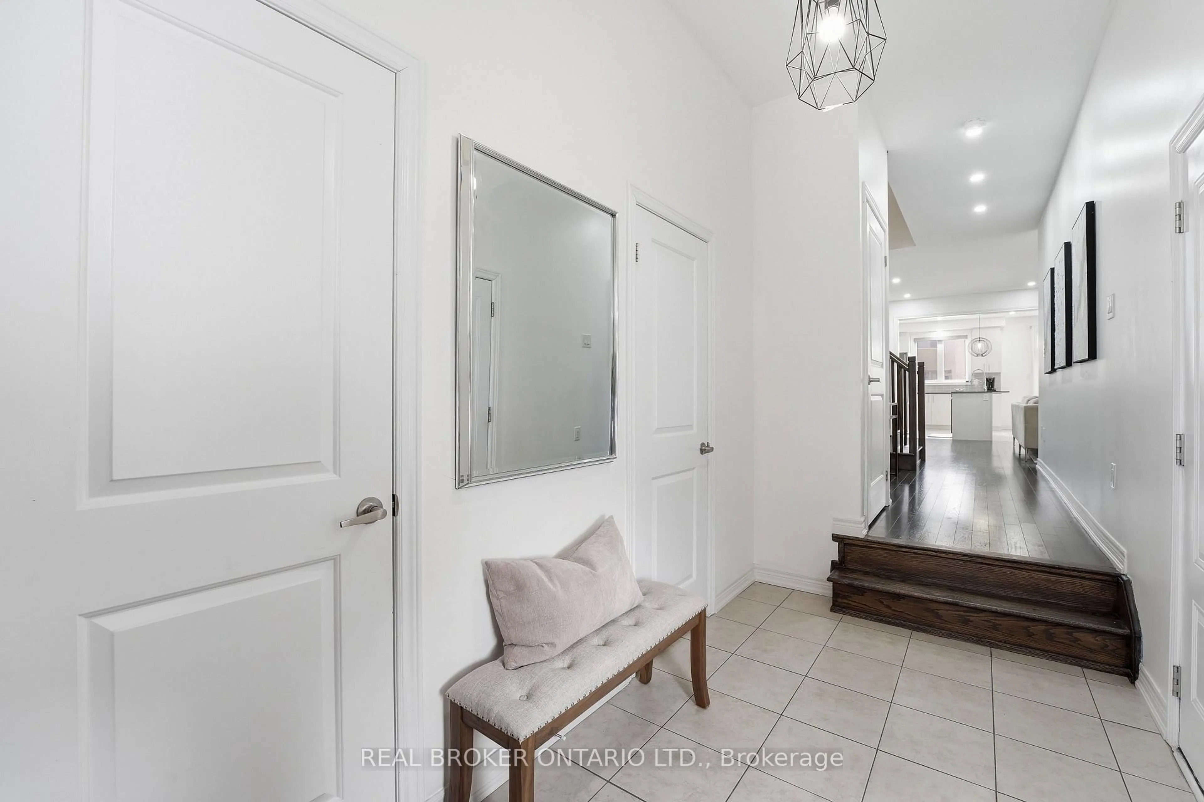 Indoor entryway for 2056 Dale Rd, Innisfil Ontario L9S 0J8