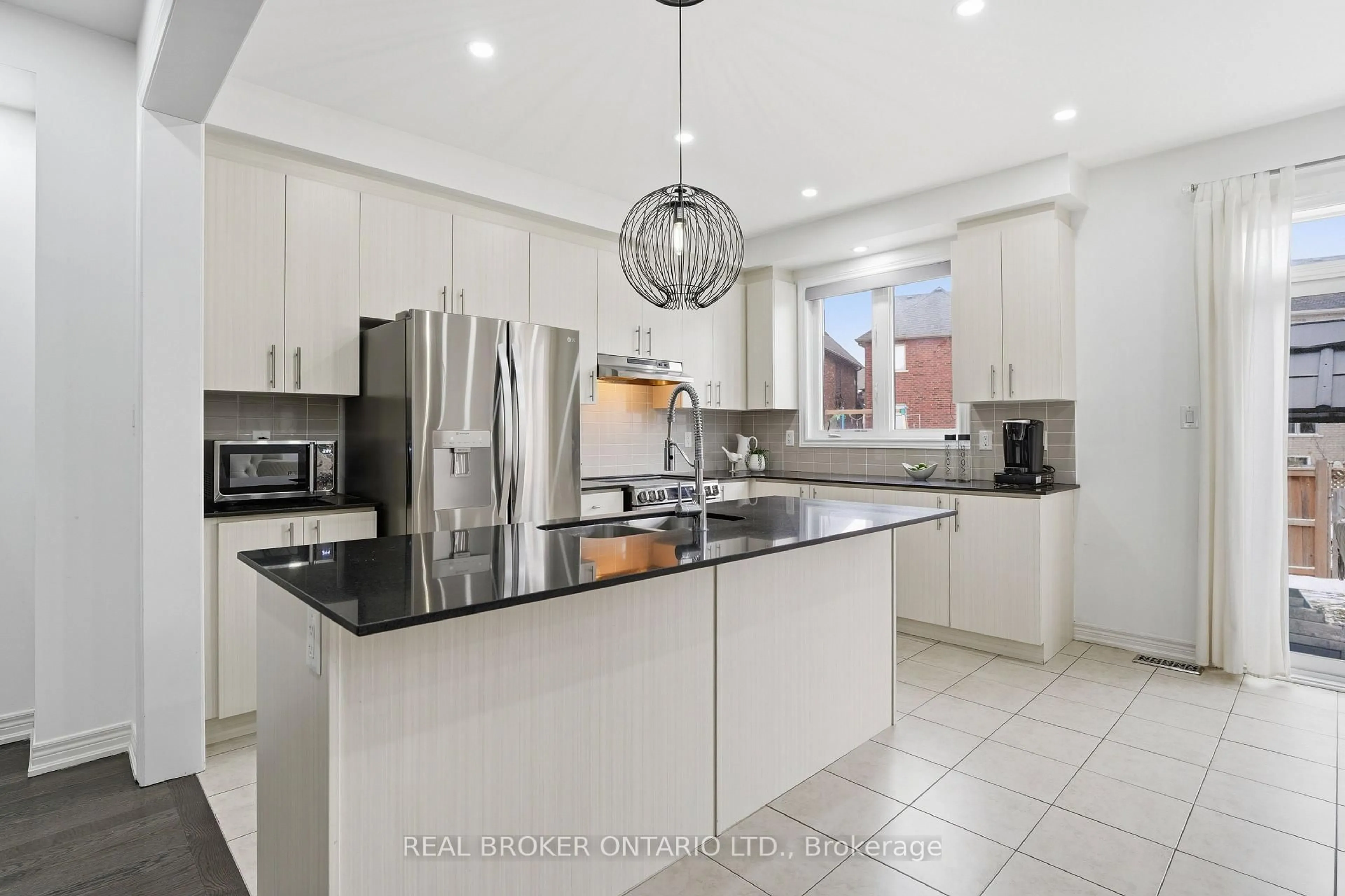 Open concept kitchen, ceramic/tile floor for 2056 Dale Rd, Innisfil Ontario L9S 0J8