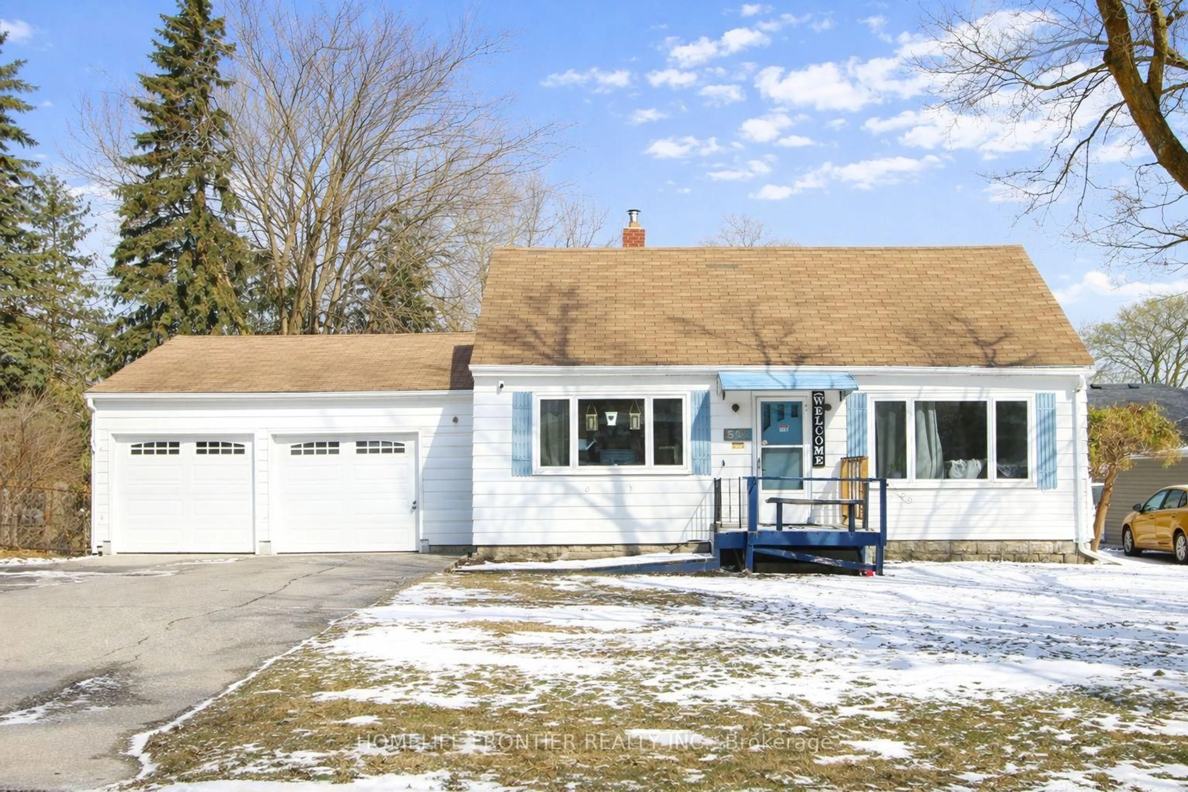 Home with vinyl exterior material, street for 593 Watson Ave, Newmarket Ontario L3Y 2V2