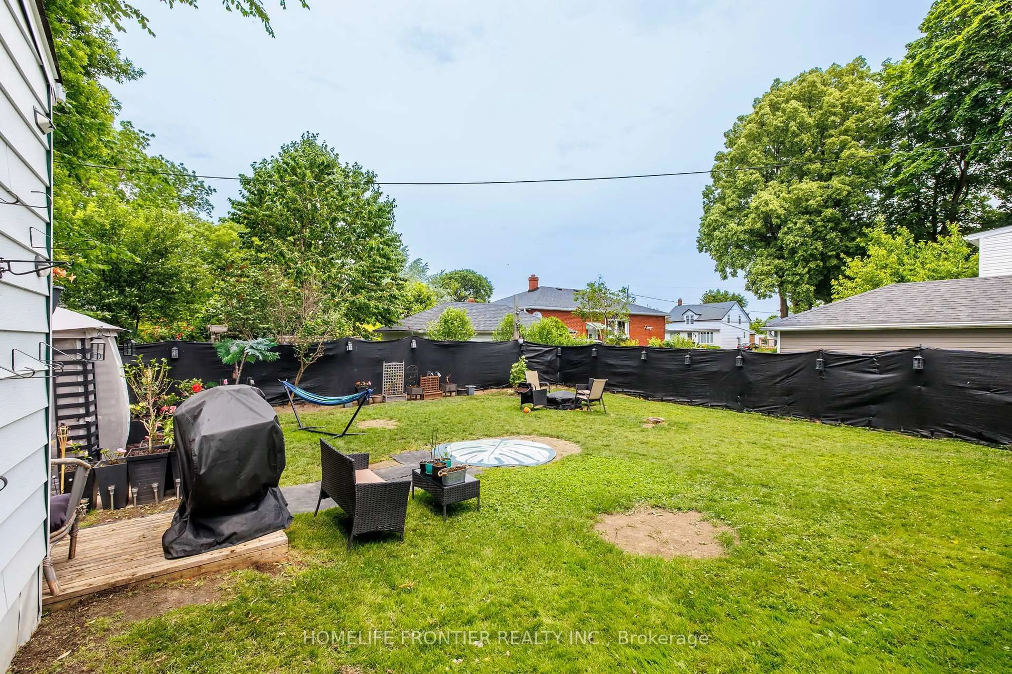 Patio, street for 593 Watson Ave, Newmarket Ontario L3Y 2V2