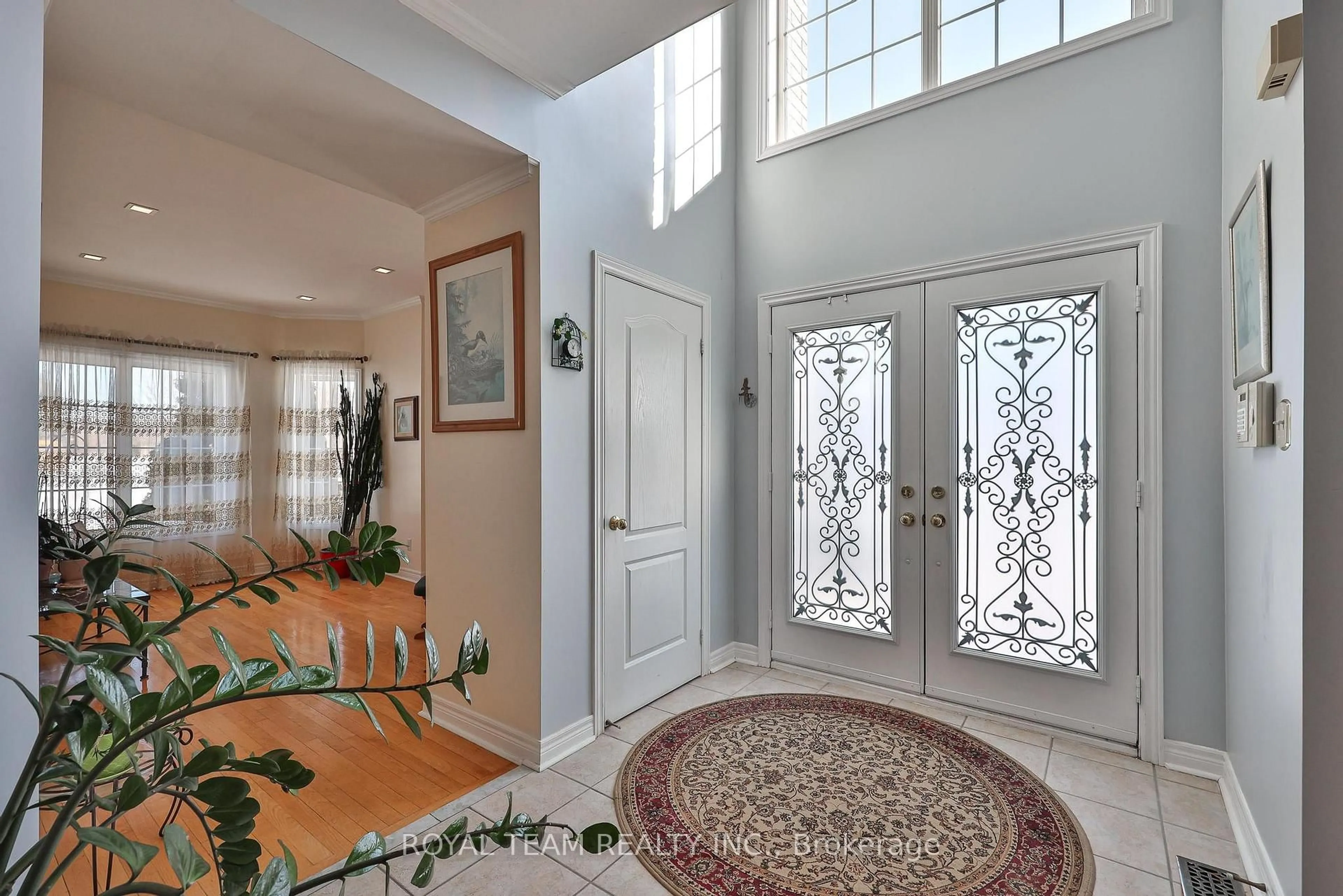 Indoor entryway for 2 Sandway Cres, Vaughan Ontario L6A 2M1