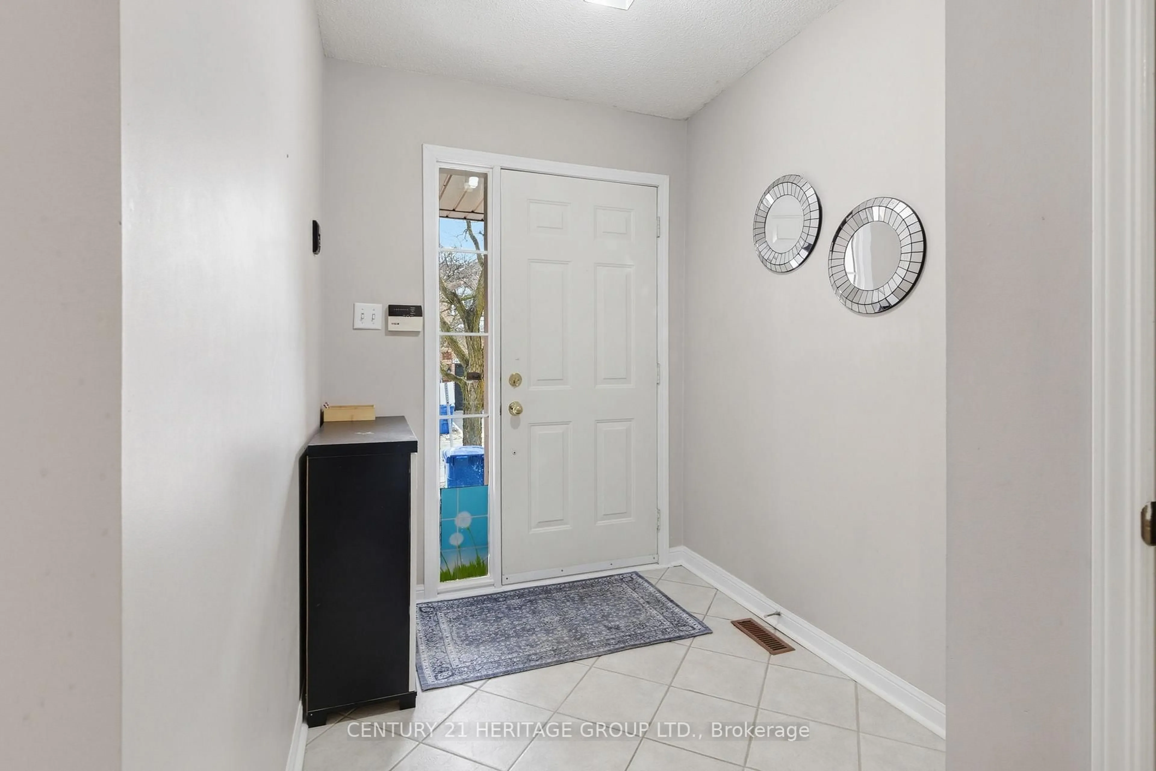 Indoor entryway for 551 Tugwell Pl #24, Newmarket Ontario L3Y 8S5