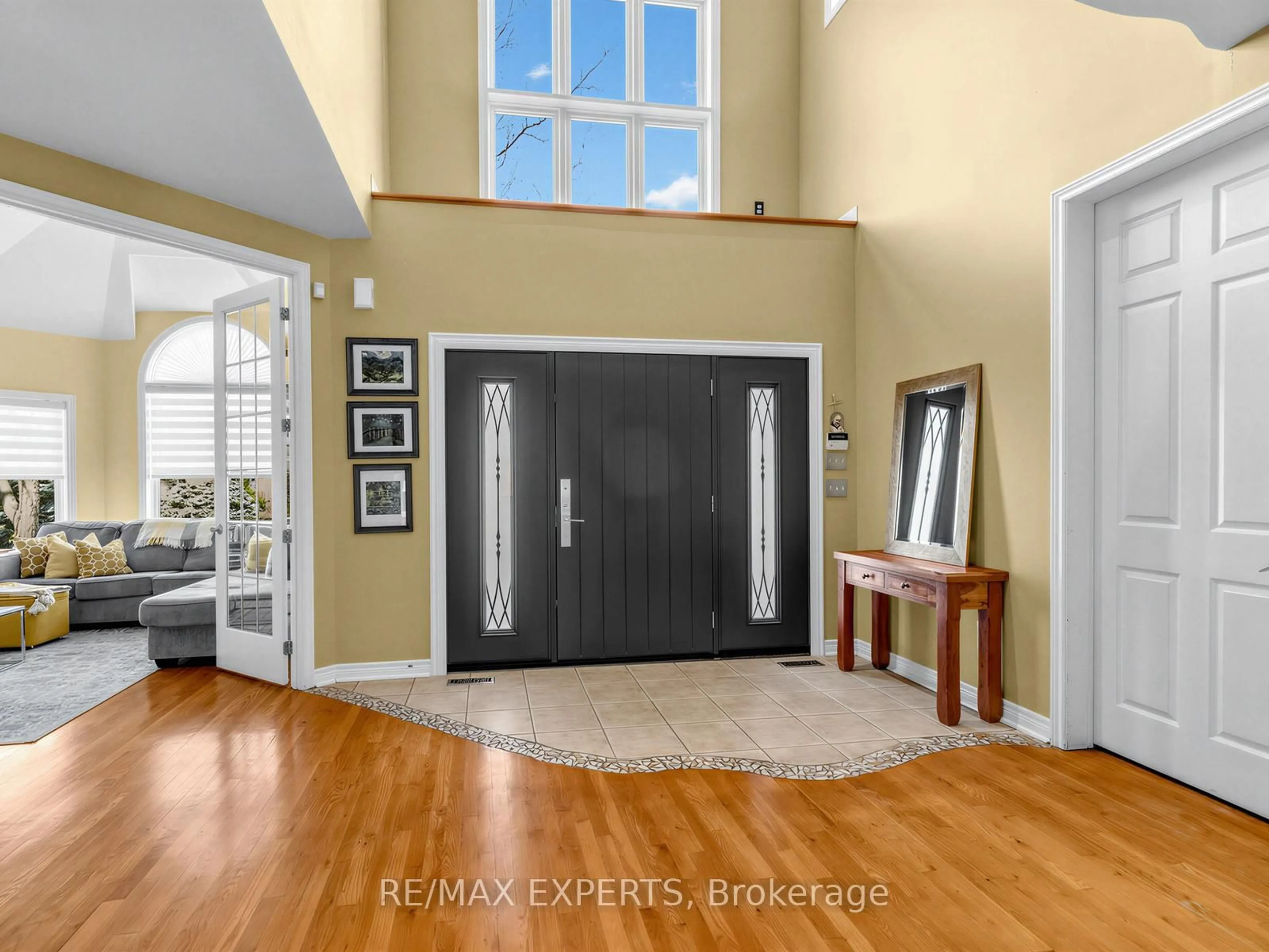 Indoor entryway for 203 Thomson Creek Blvd, Vaughan Ontario L4H 1H1