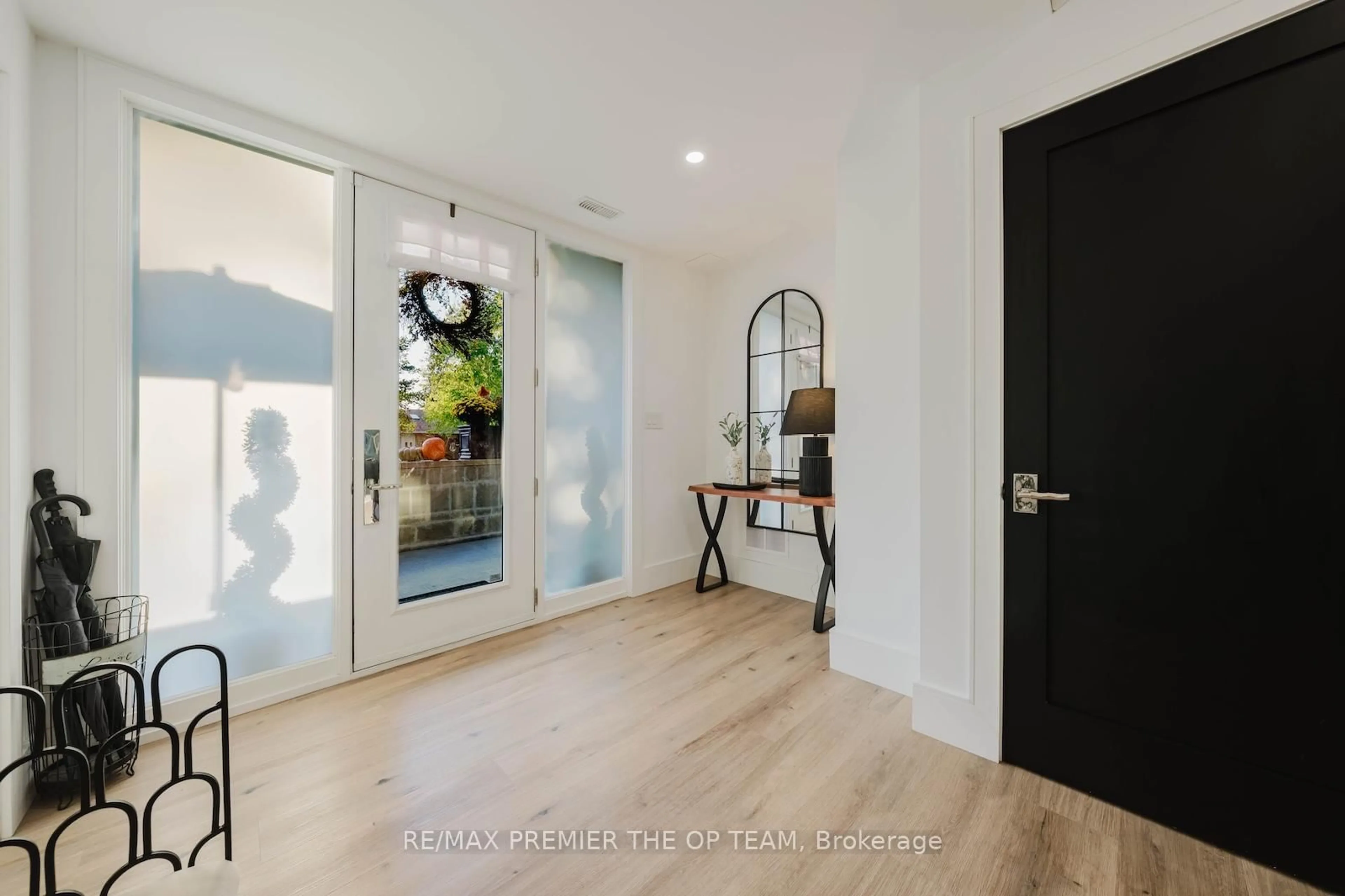 Indoor entryway for 15 Rodcliff Rd, New Tecumseth Ontario L0G 1W0