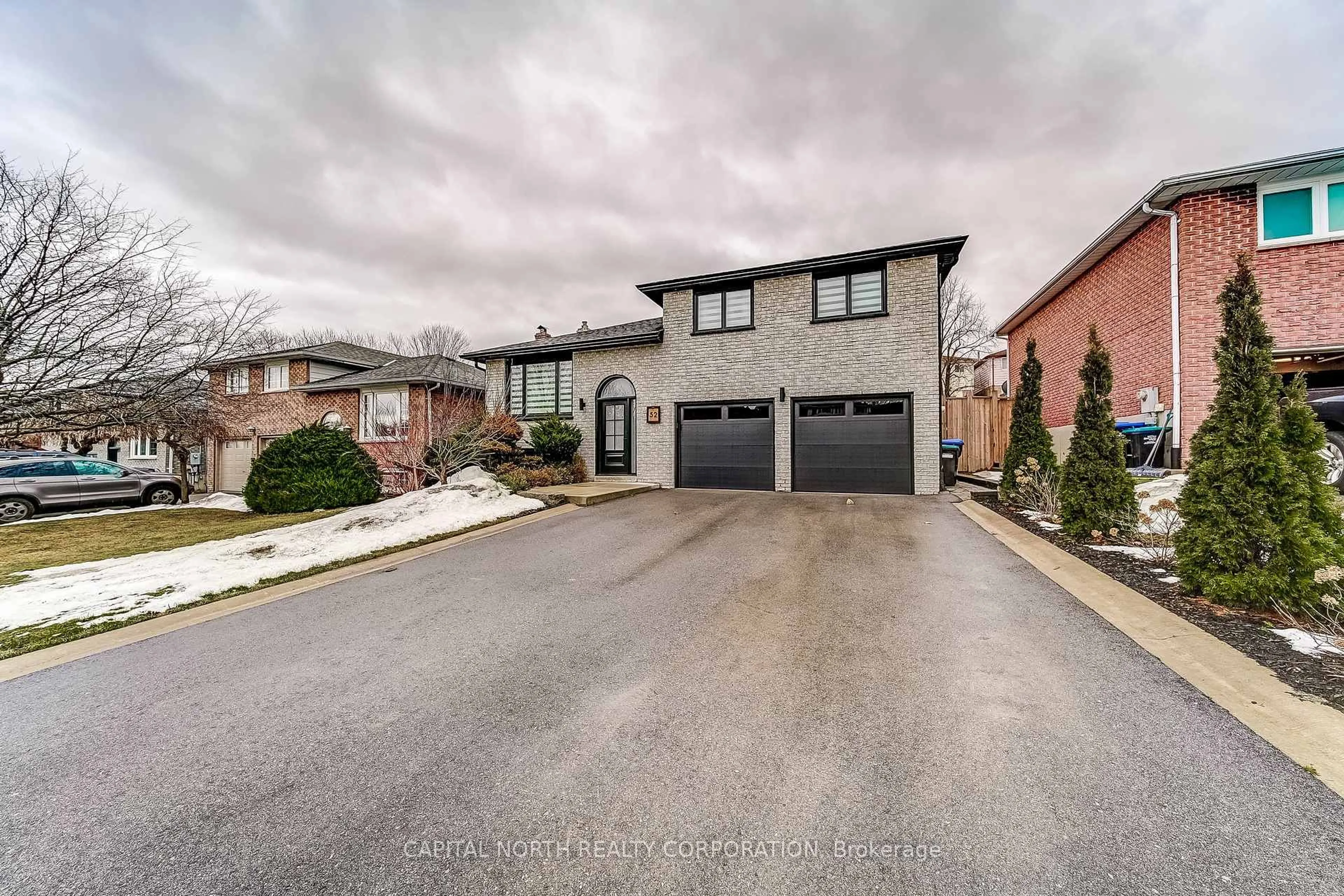 Home with brick exterior material, street for 52 Wood Cres, Bradford West Gwillimbury Ontario L3Z 2G2