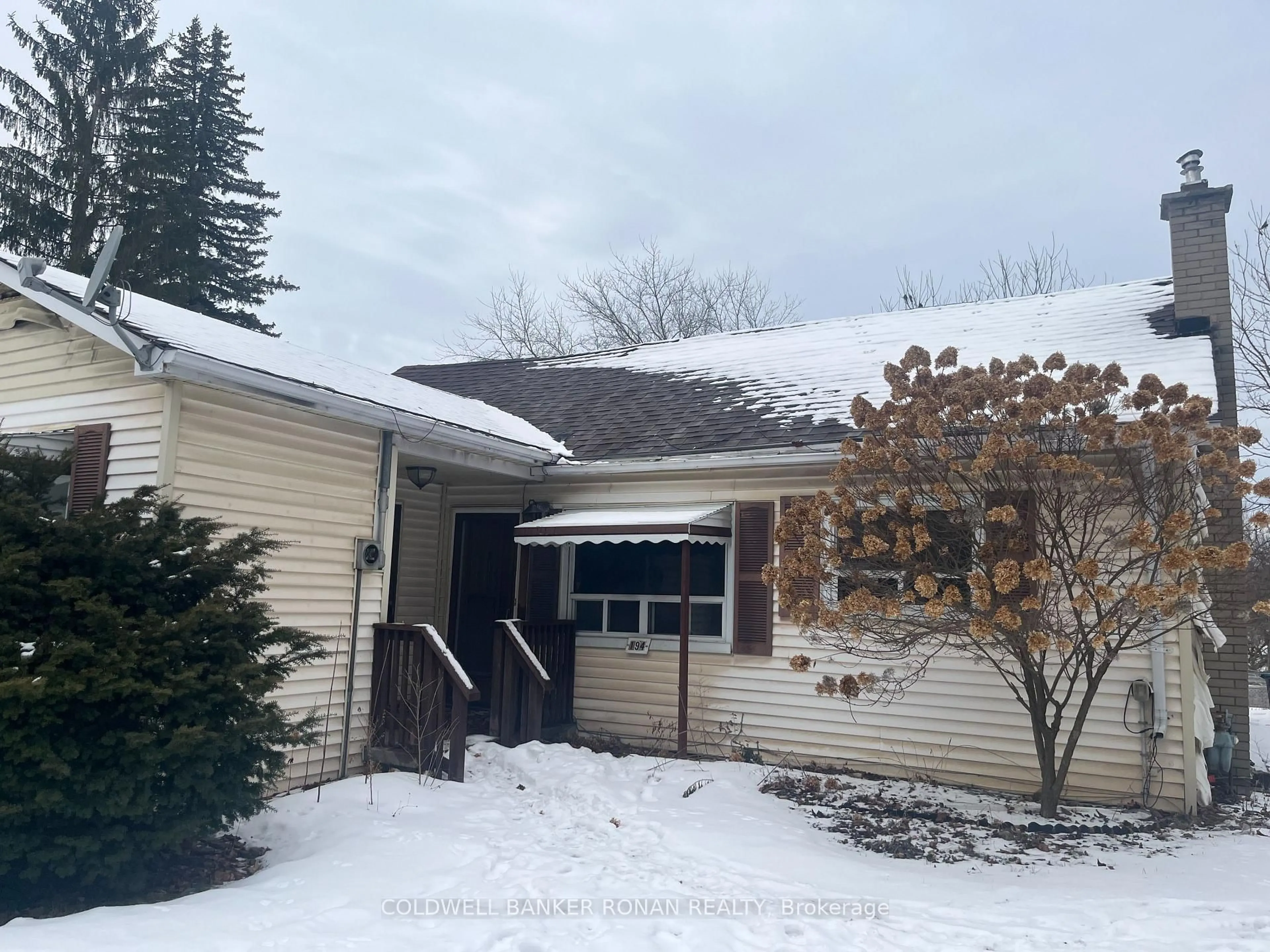 A pic from outside/outdoor area/front of a property/back of a property/a pic from drone, street for 194 Victoria St, New Tecumseth Ontario L9R 1L9