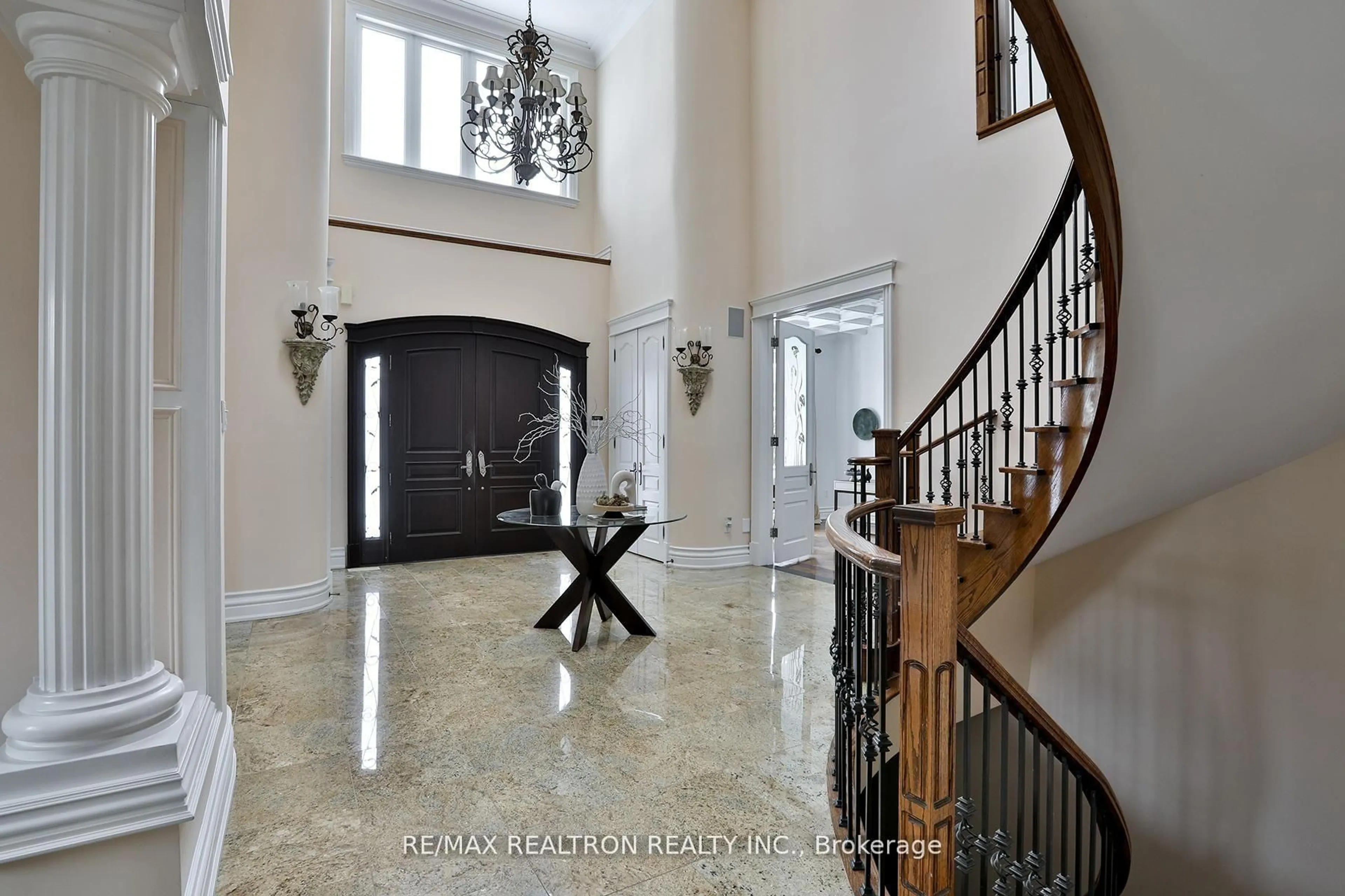 Indoor foyer for 177 Duncan Rd, Richmond Hill Ontario L4C 6J5