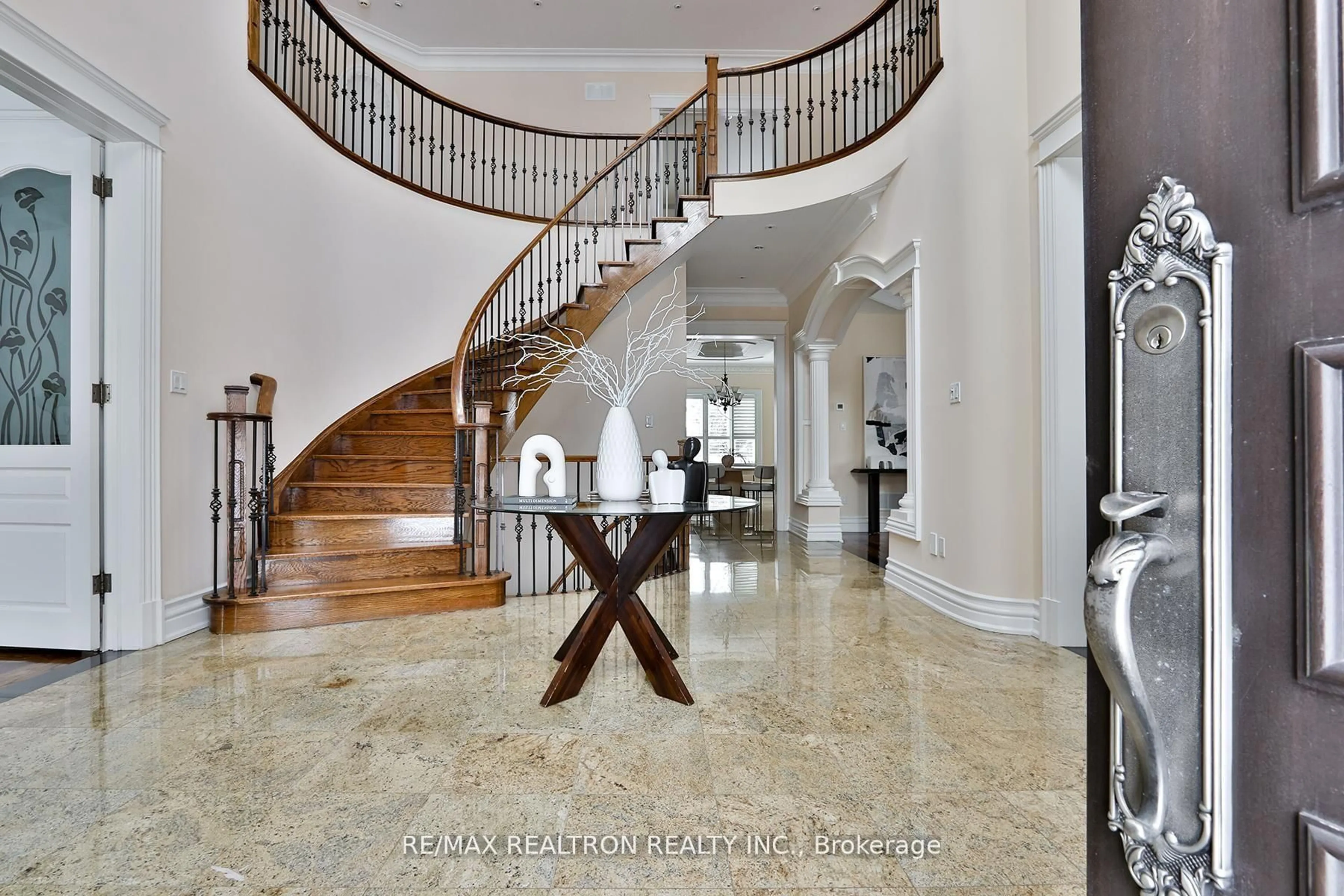 Indoor foyer for 177 Duncan Rd, Richmond Hill Ontario L4C 6J5