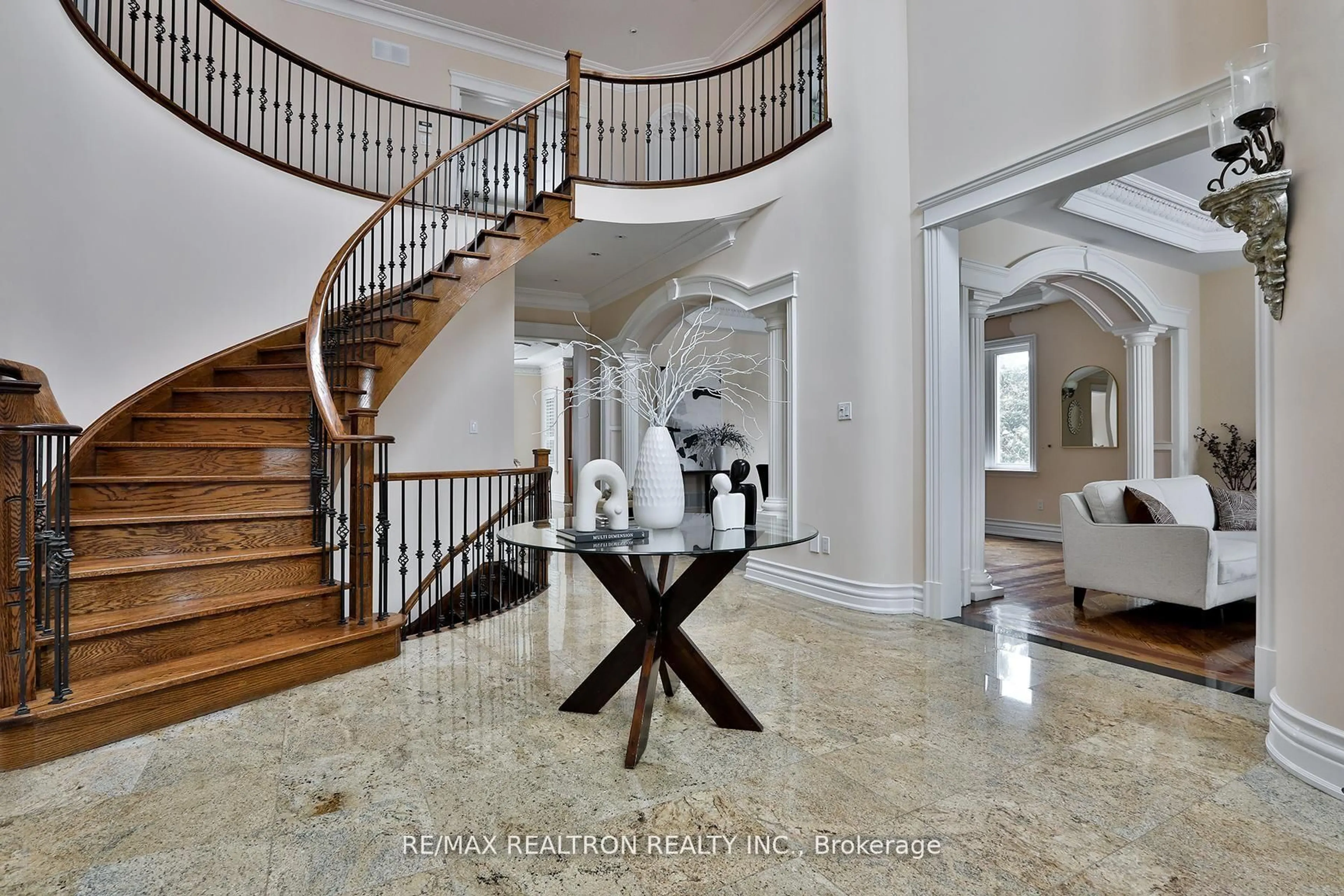 Indoor foyer for 177 Duncan Rd, Richmond Hill Ontario L4C 6J5