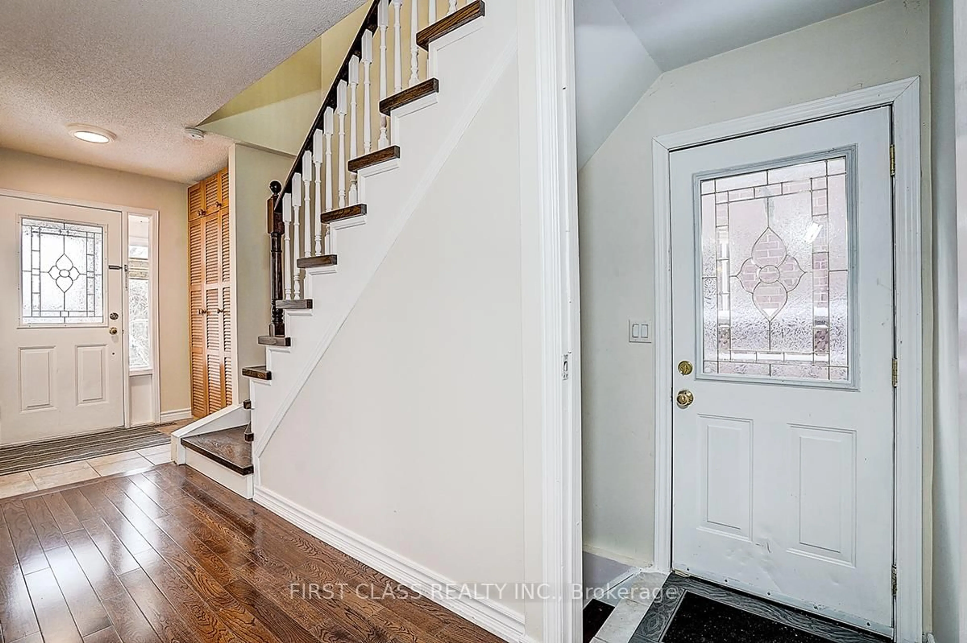 Indoor entryway for 20 Lorraine St, Richmond Hill Ontario L4C 0A1