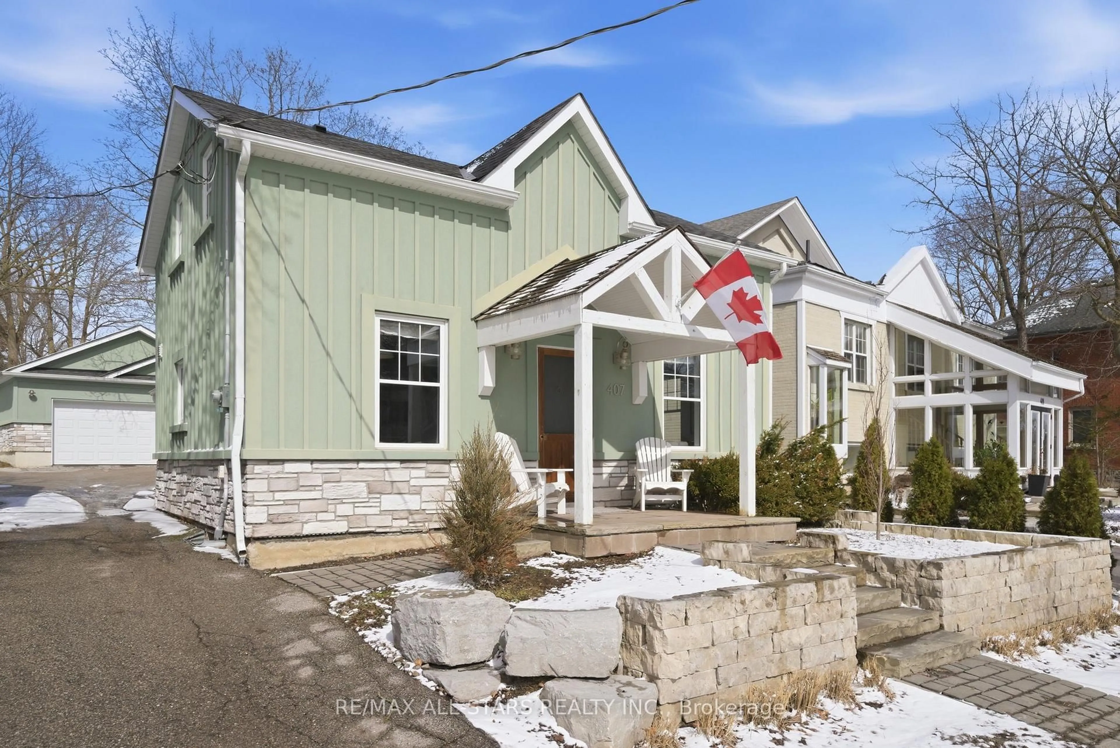 Home with vinyl exterior material, street for 407 Queen St, Newmarket Ontario L3Y 2G9