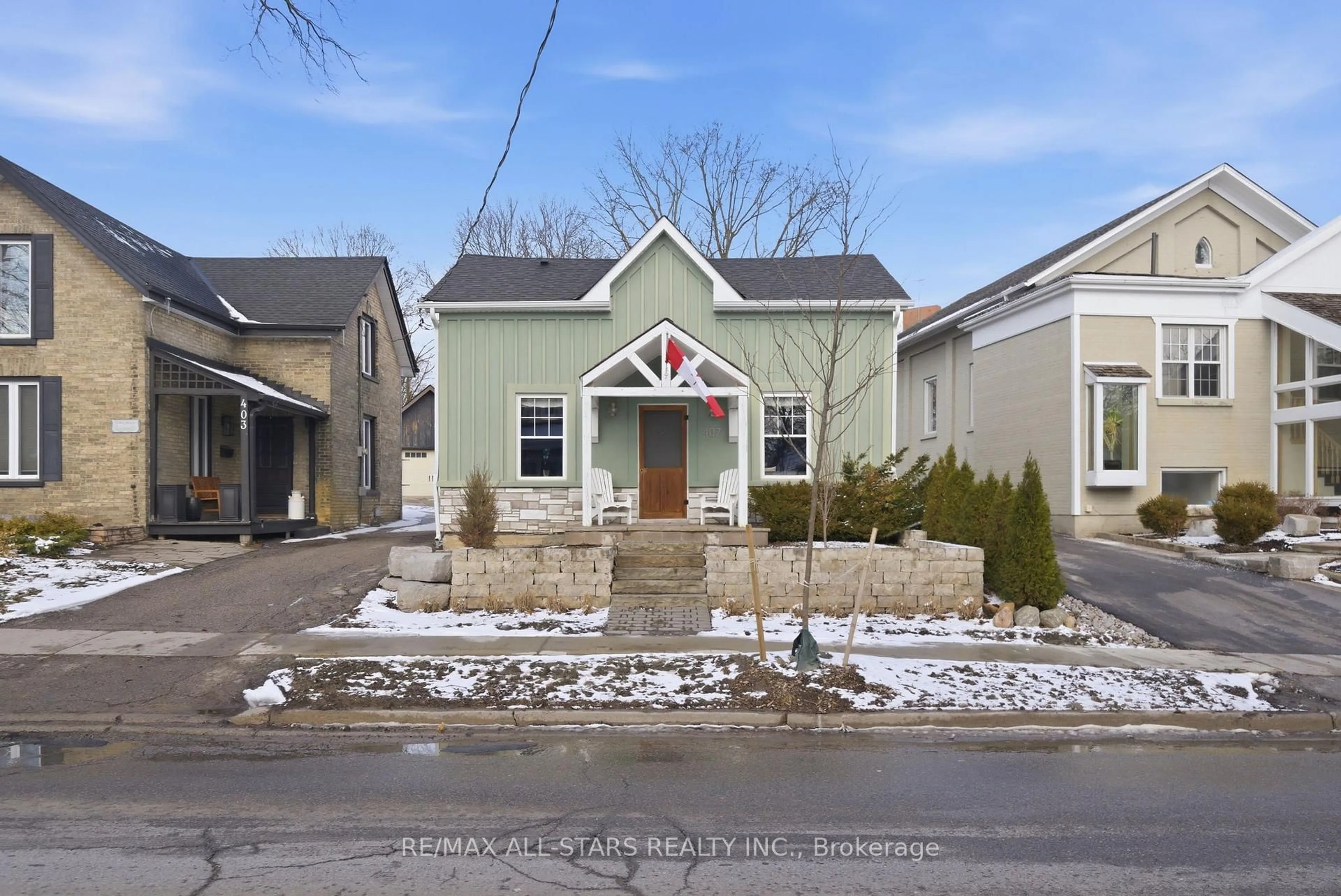 Home with vinyl exterior material, street for 407 Queen St, Newmarket Ontario L3Y 2G9