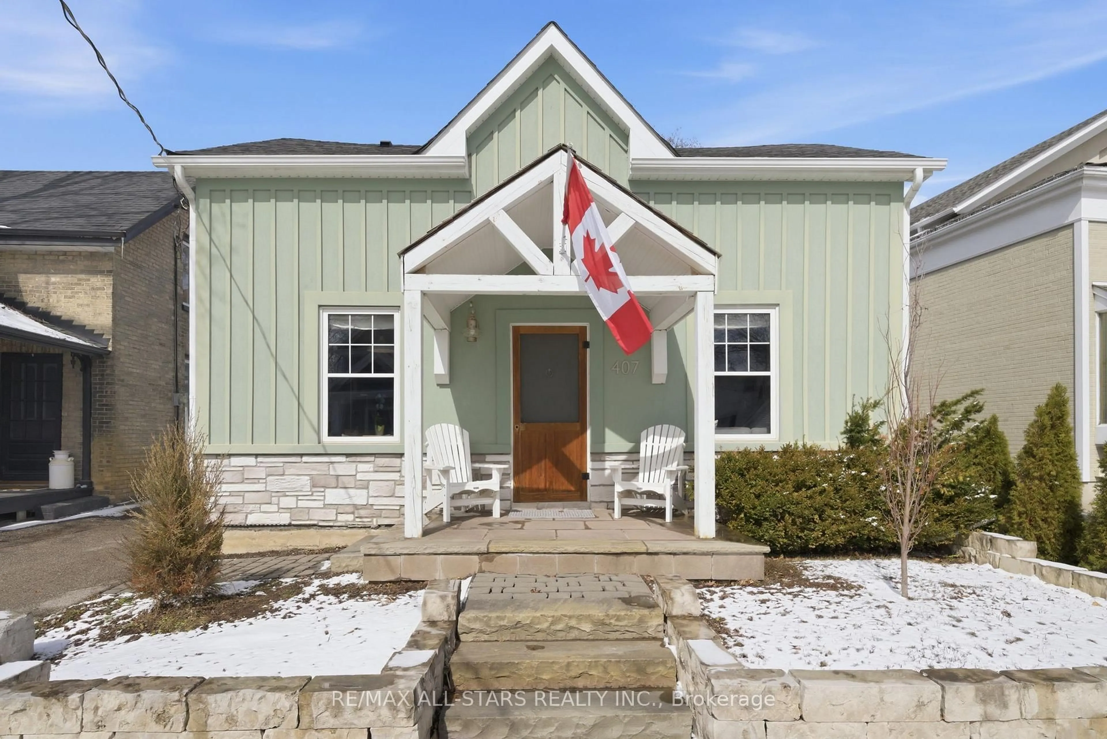 Home with vinyl exterior material, street for 407 Queen St, Newmarket Ontario L3Y 2G9