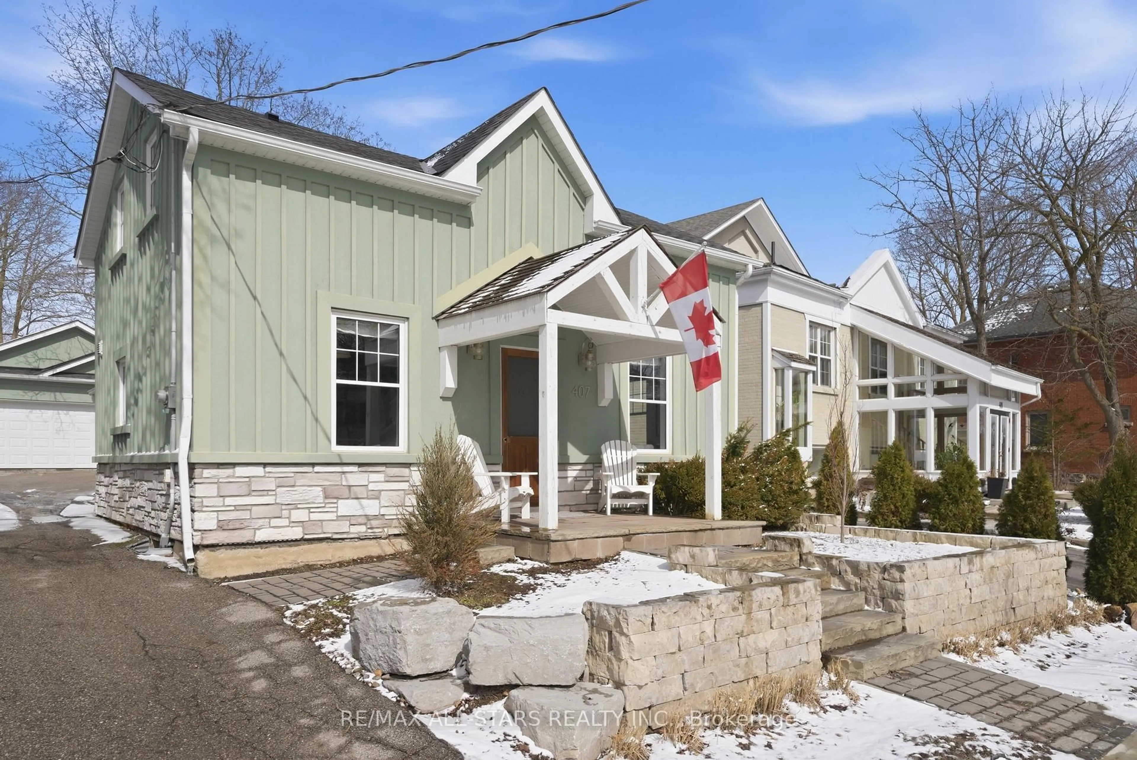 Home with vinyl exterior material, street for 407 Queen St, Newmarket Ontario L3Y 2G9