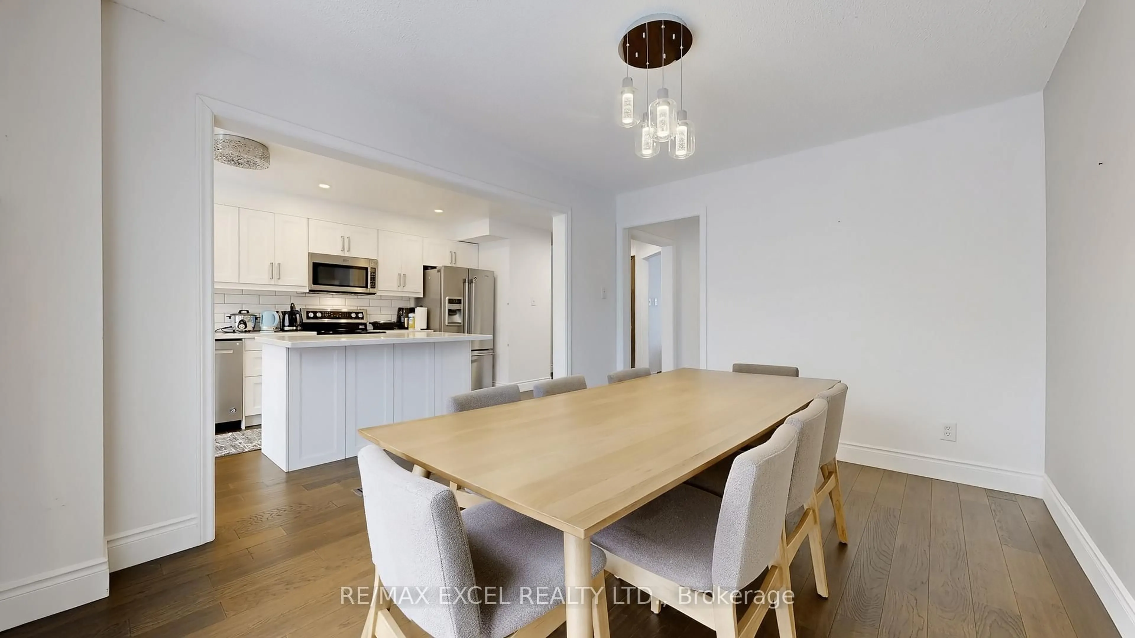 Open concept kitchen, wood/laminate floor for 11 Royal Manor Cres, Richmond Hill Ontario L4B 3N5