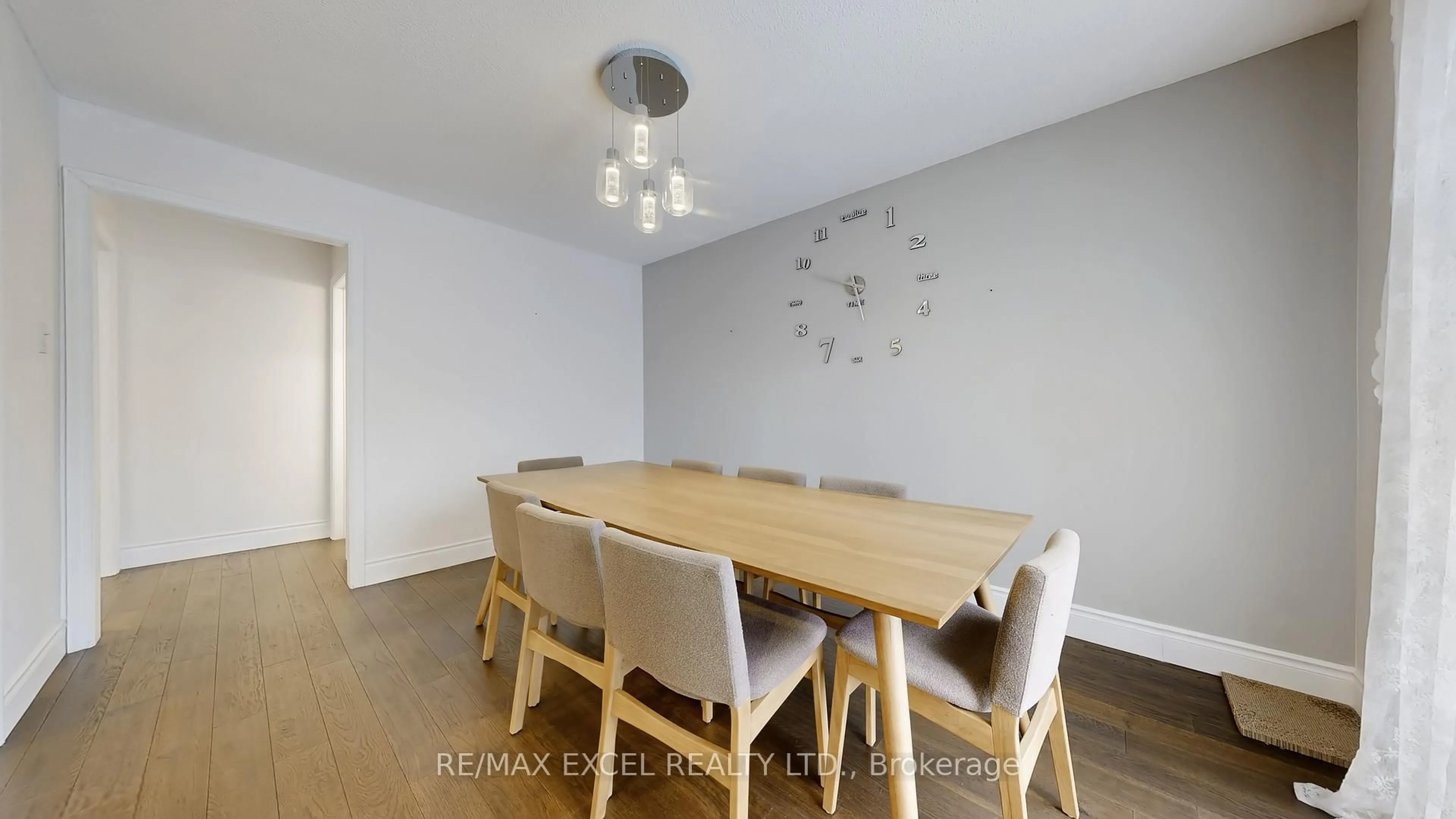 Dining room, wood/laminate floor for 11 Royal Manor Cres, Richmond Hill Ontario L4B 3N5