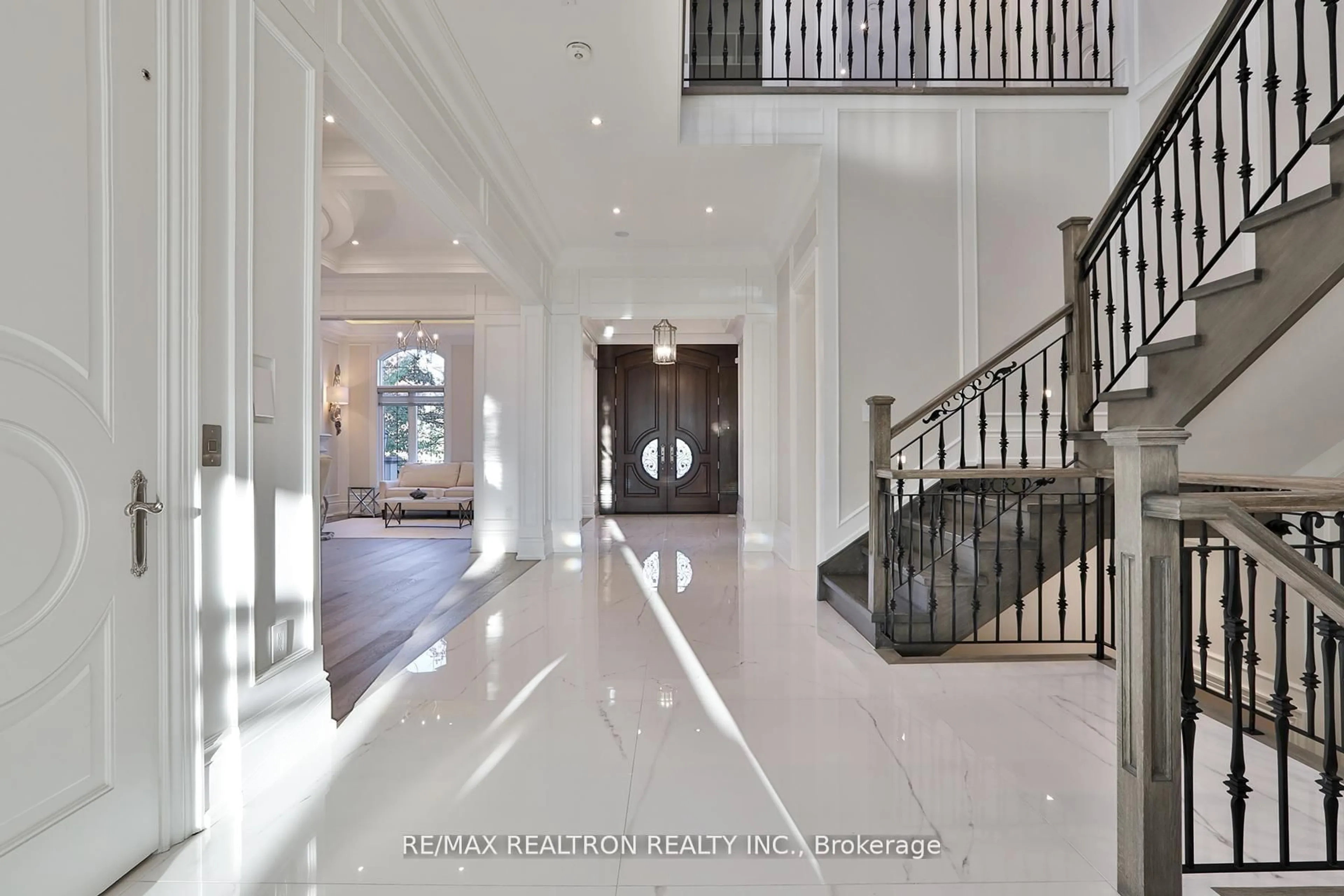 Indoor foyer for 56 Sanderson Cres, Richmond Hill Ontario L4C 5L4