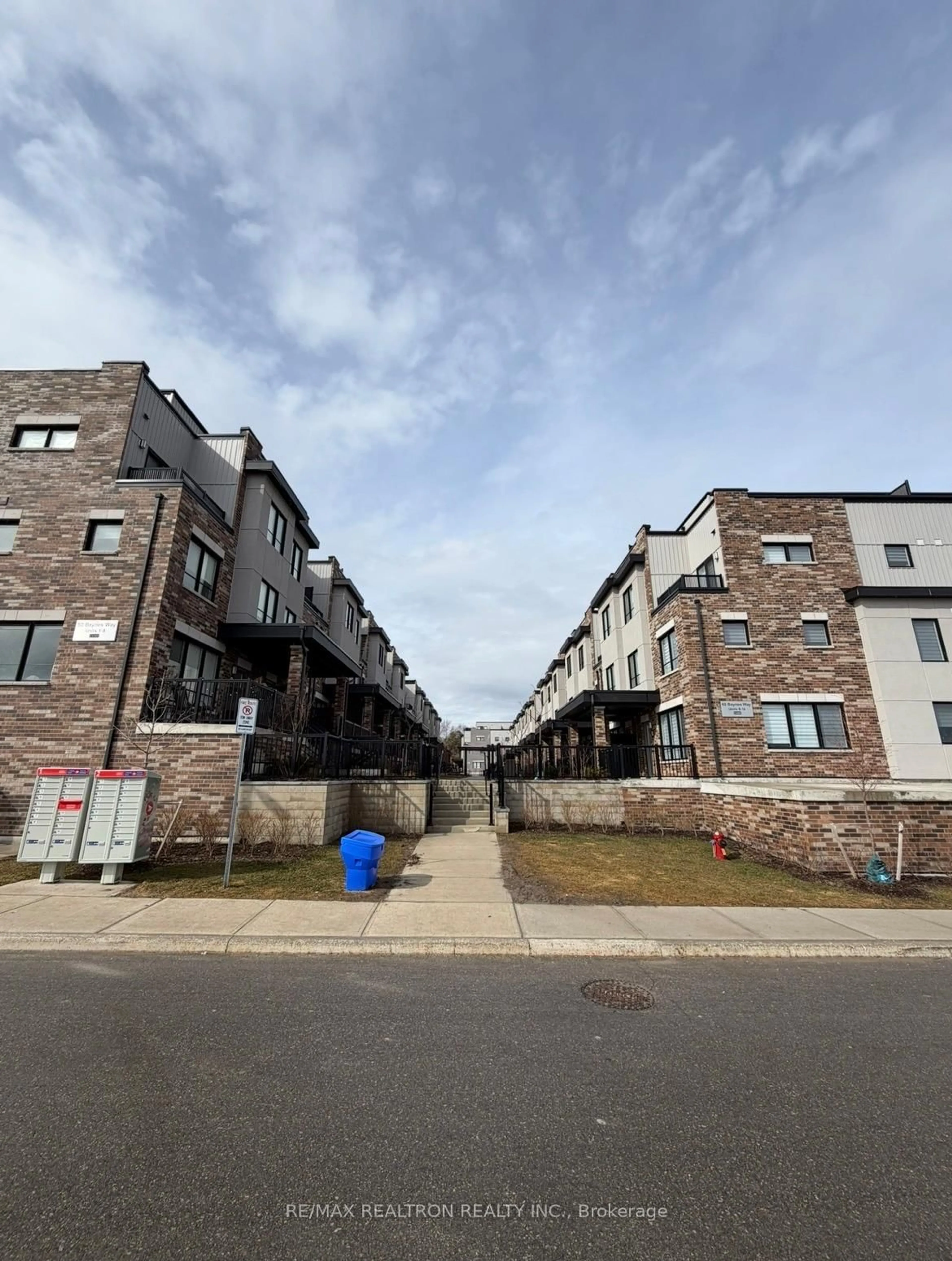 A pic from outside/outdoor area/front of a property/back of a property/a pic from drone, street for 60 Baynes Way #12, Bradford West Gwillimbury Ontario L6G 0E3