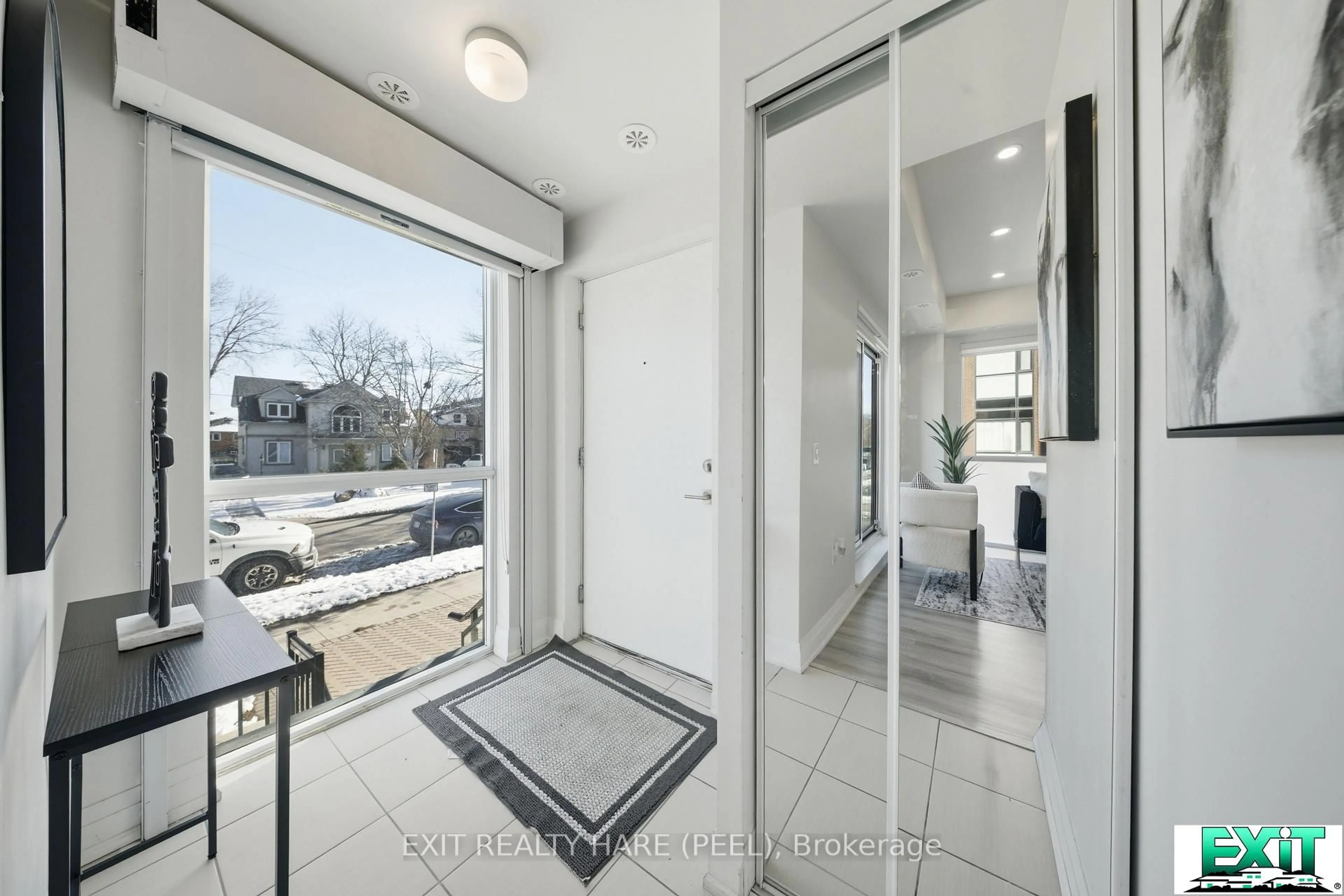Indoor entryway for 48 Coles Ave #702, Vaughan Ontario L4L 0J1