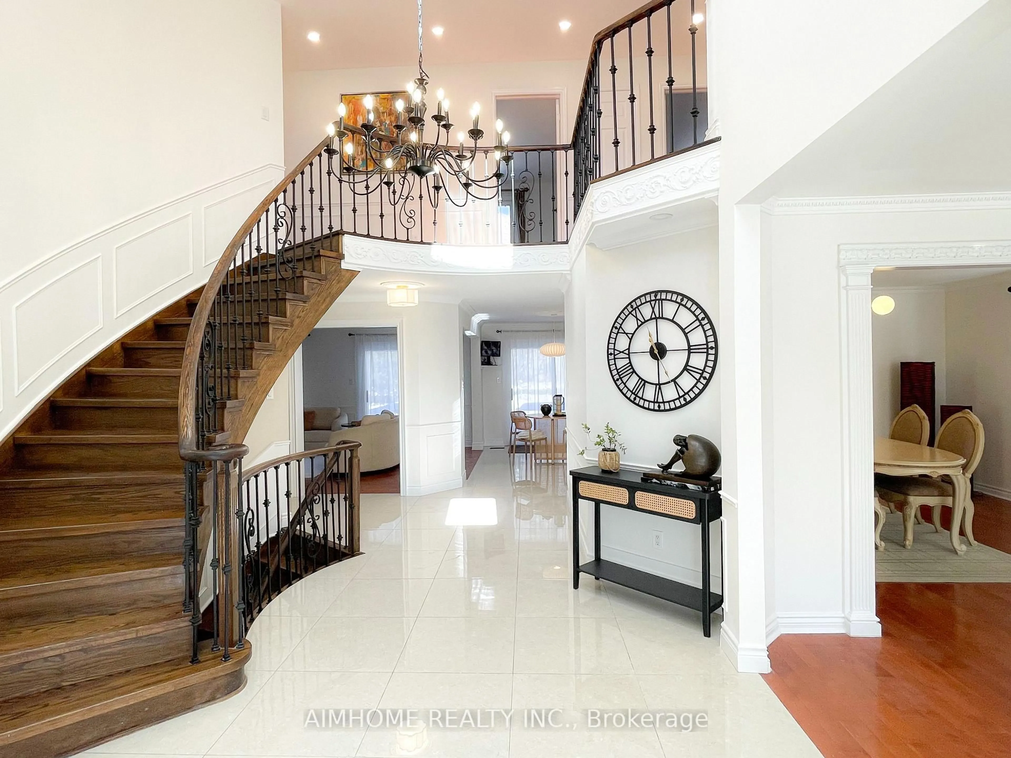 Indoor foyer for 8 Cygnus Dr, Richmond Hill Ontario L4C 8P2